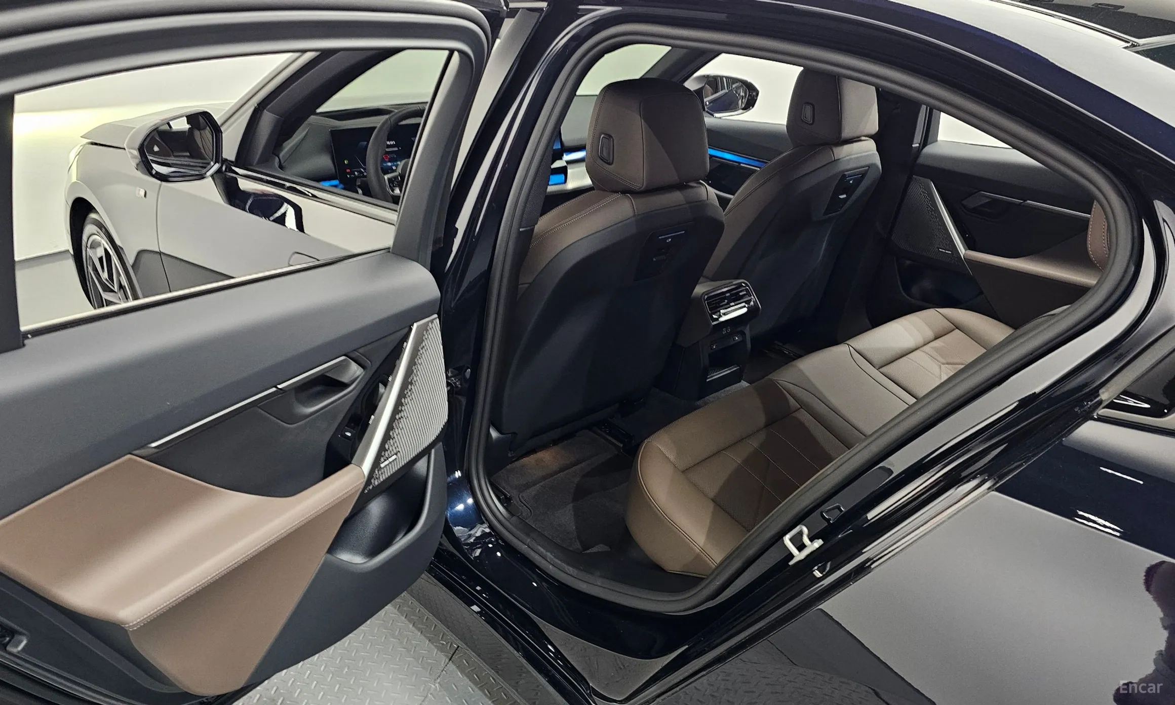 BMW 5 Series (G60) превью 12