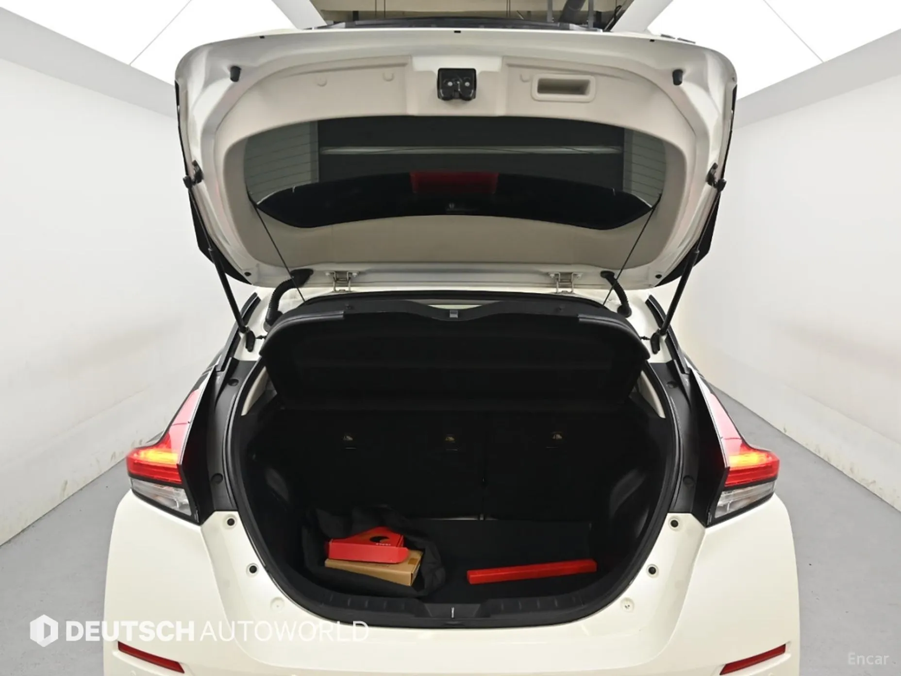 Nissan Leaf (ZE1) превью 19
