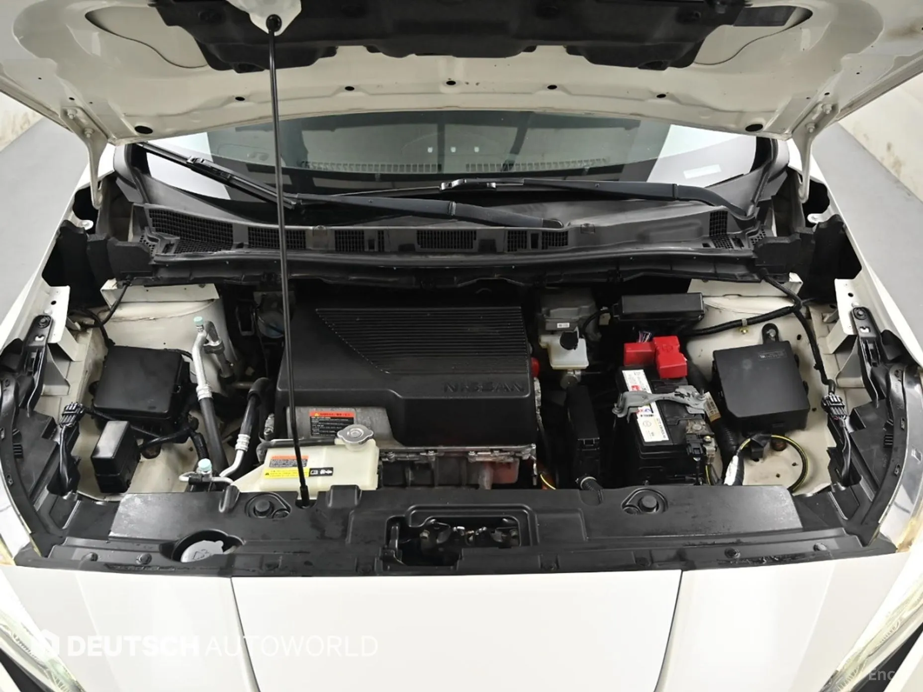 Nissan Leaf (ZE1) превью 6