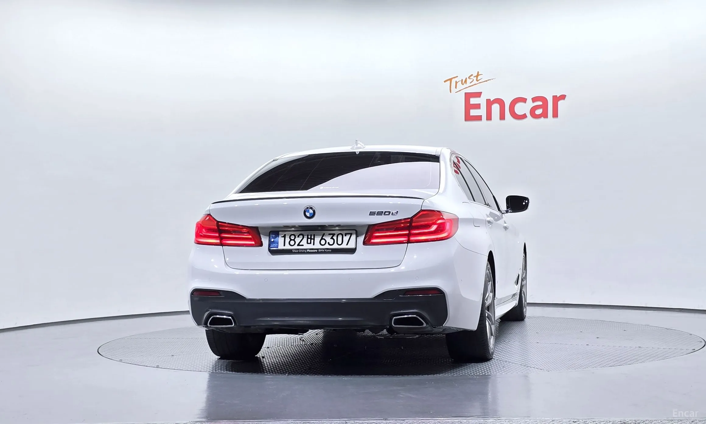 BMW 5 Series (G30) превью 4