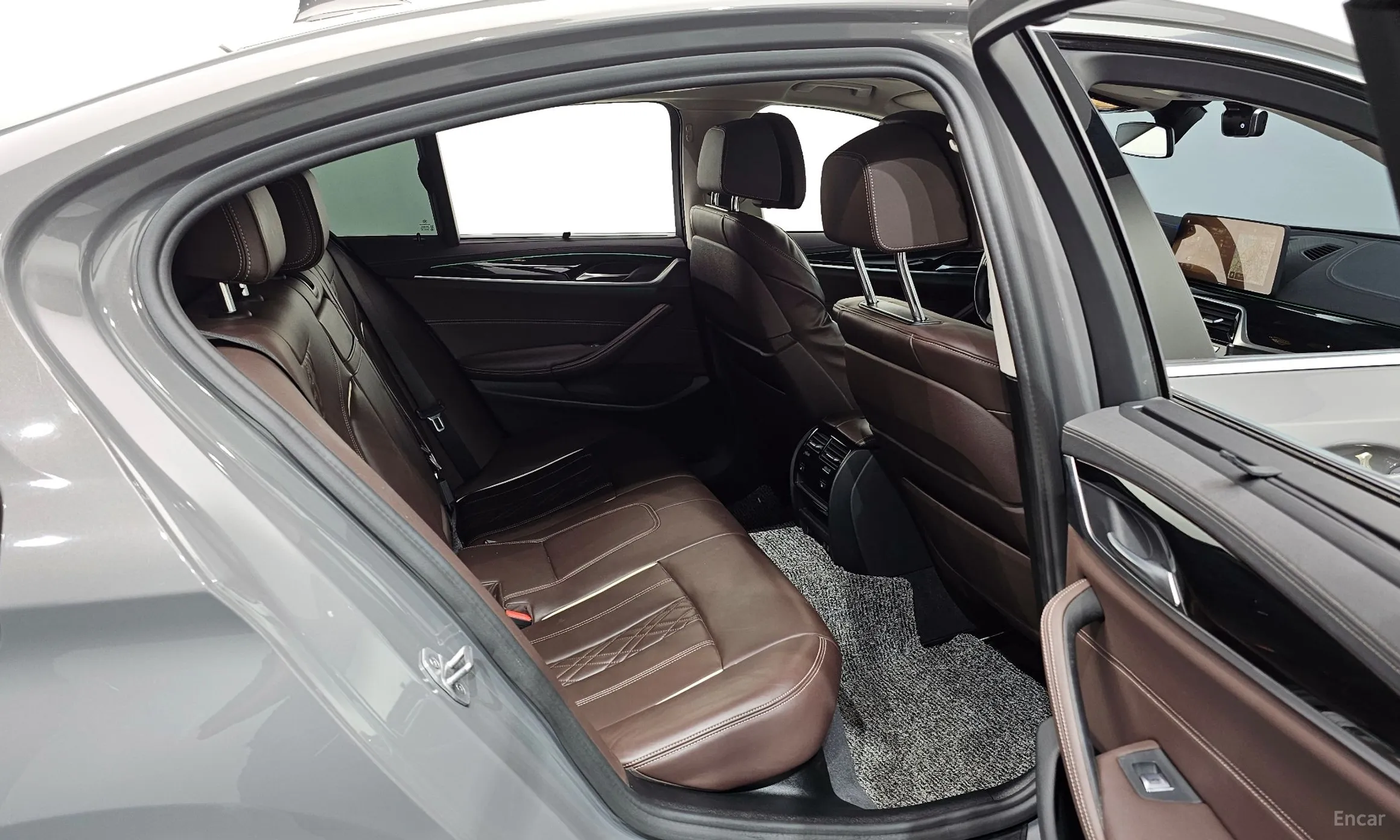 BMW 5 Series (G30) превью 12