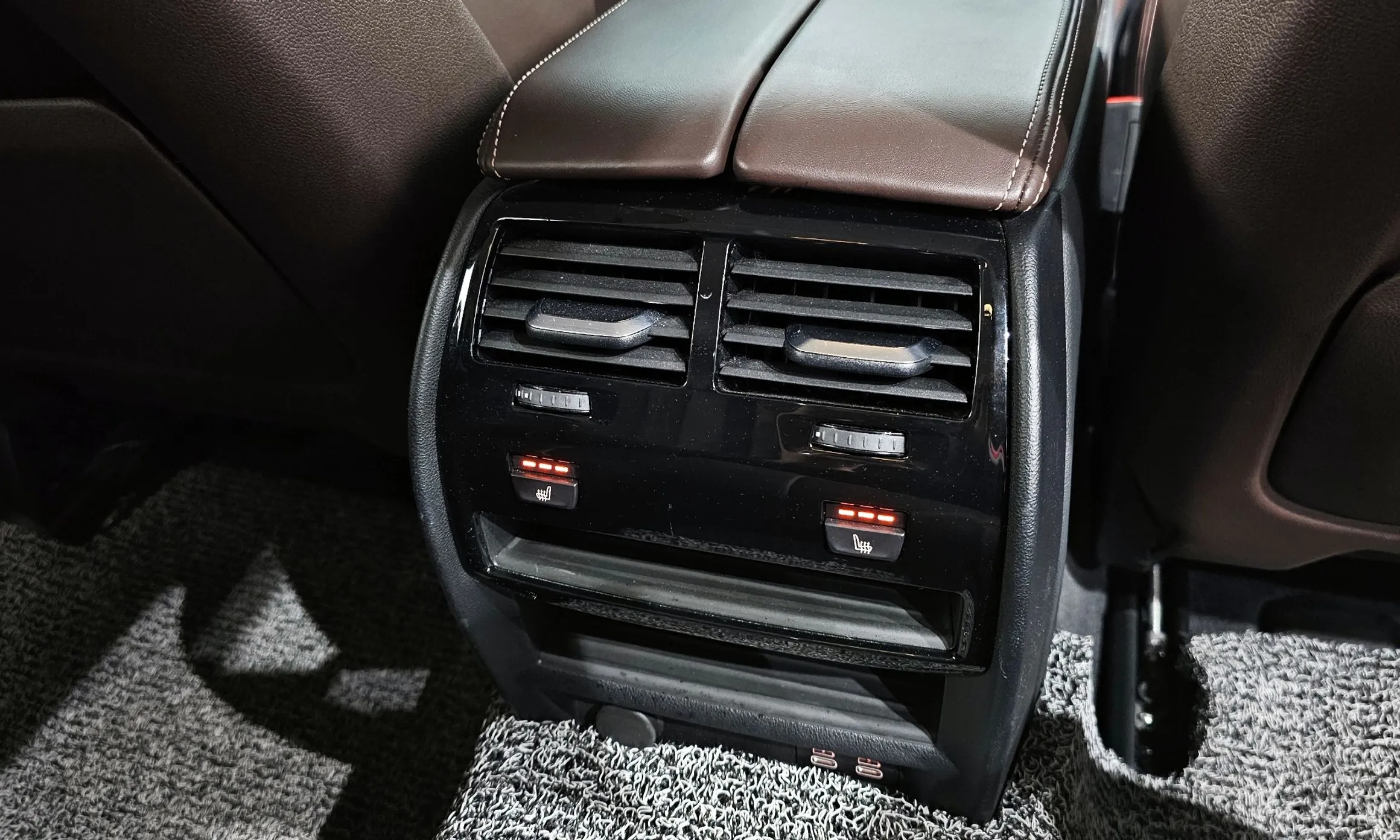 BMW 5 Series (G30) превью 19
