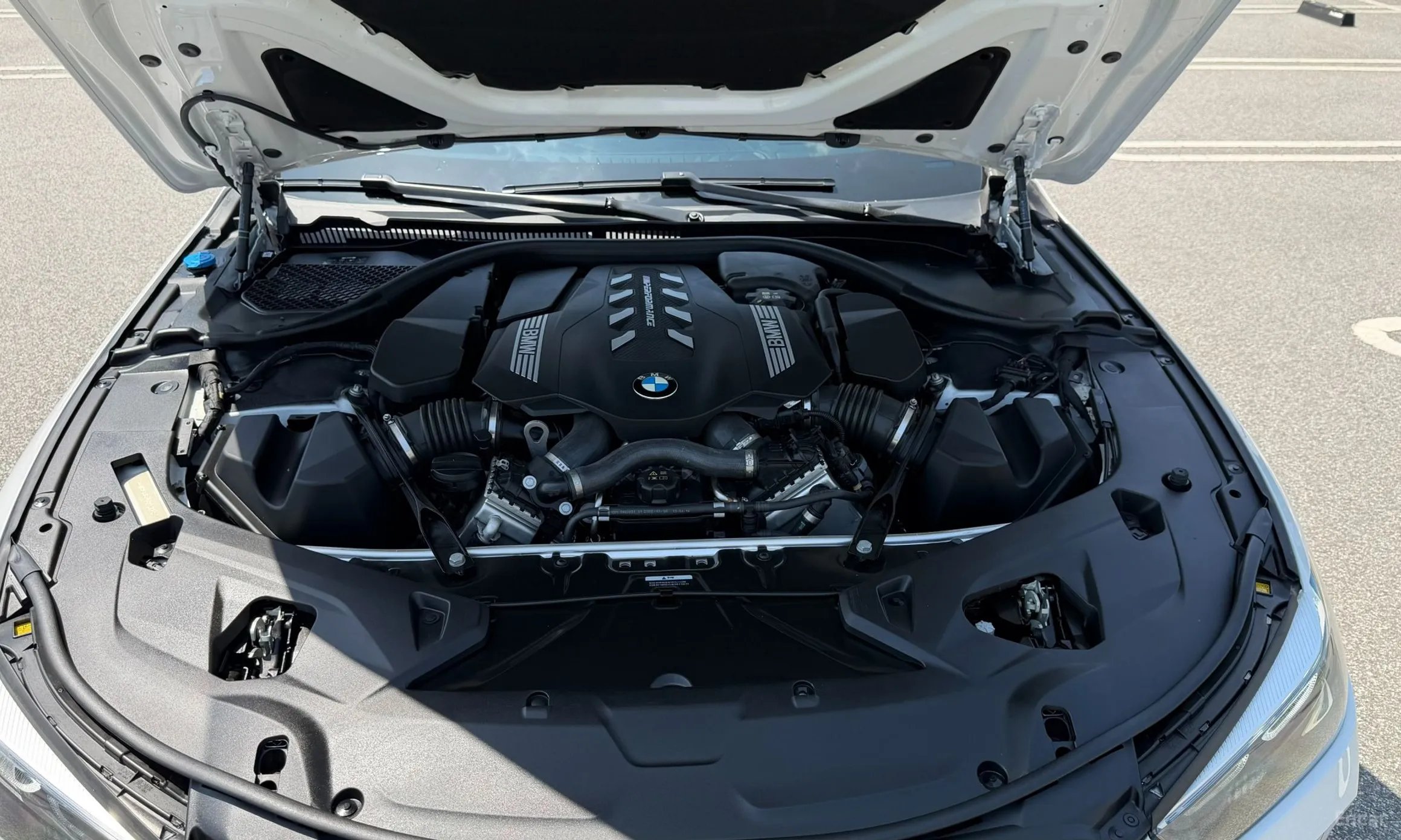 BMW 8-series (G15) превью 6