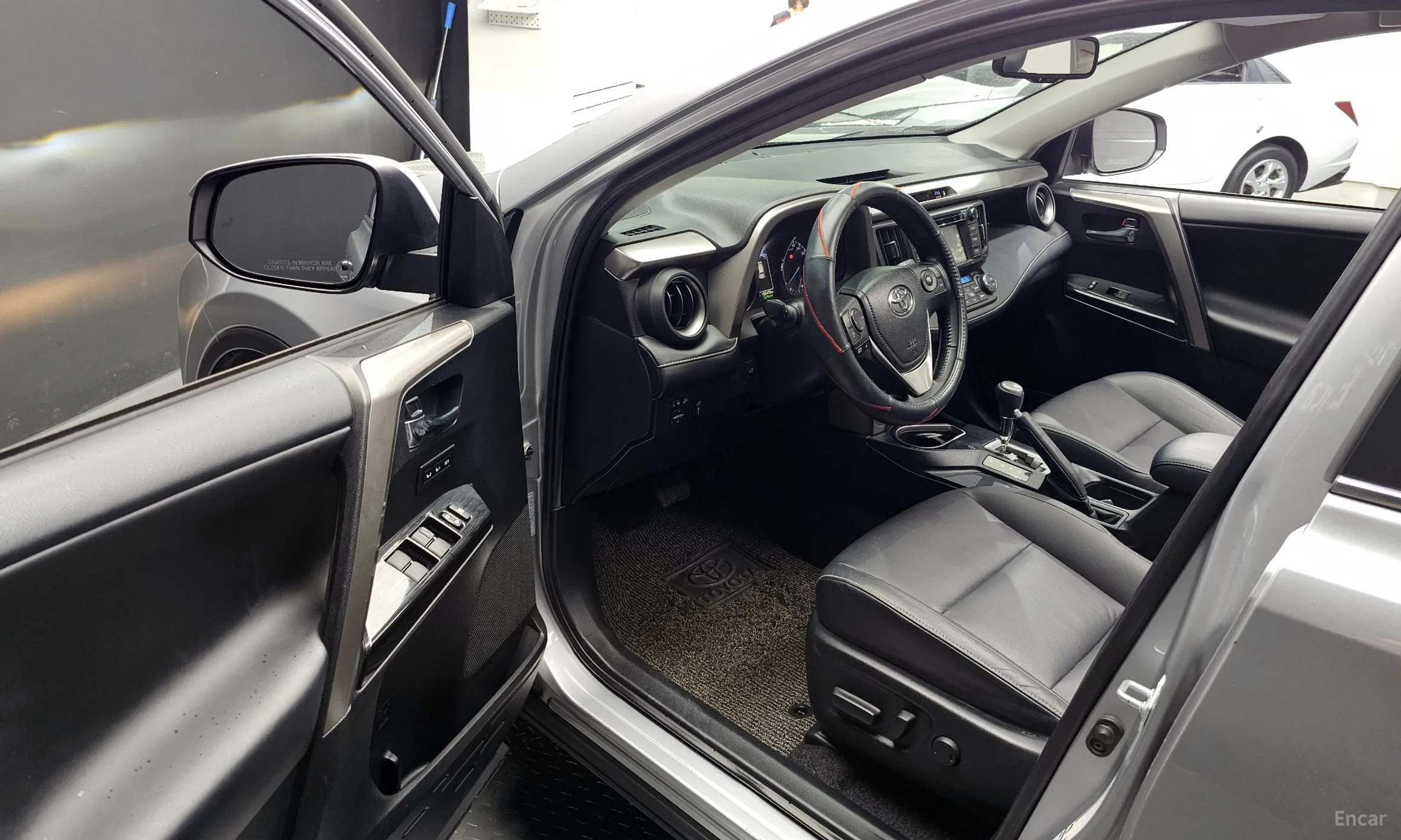 Toyota RAV4 превью 10