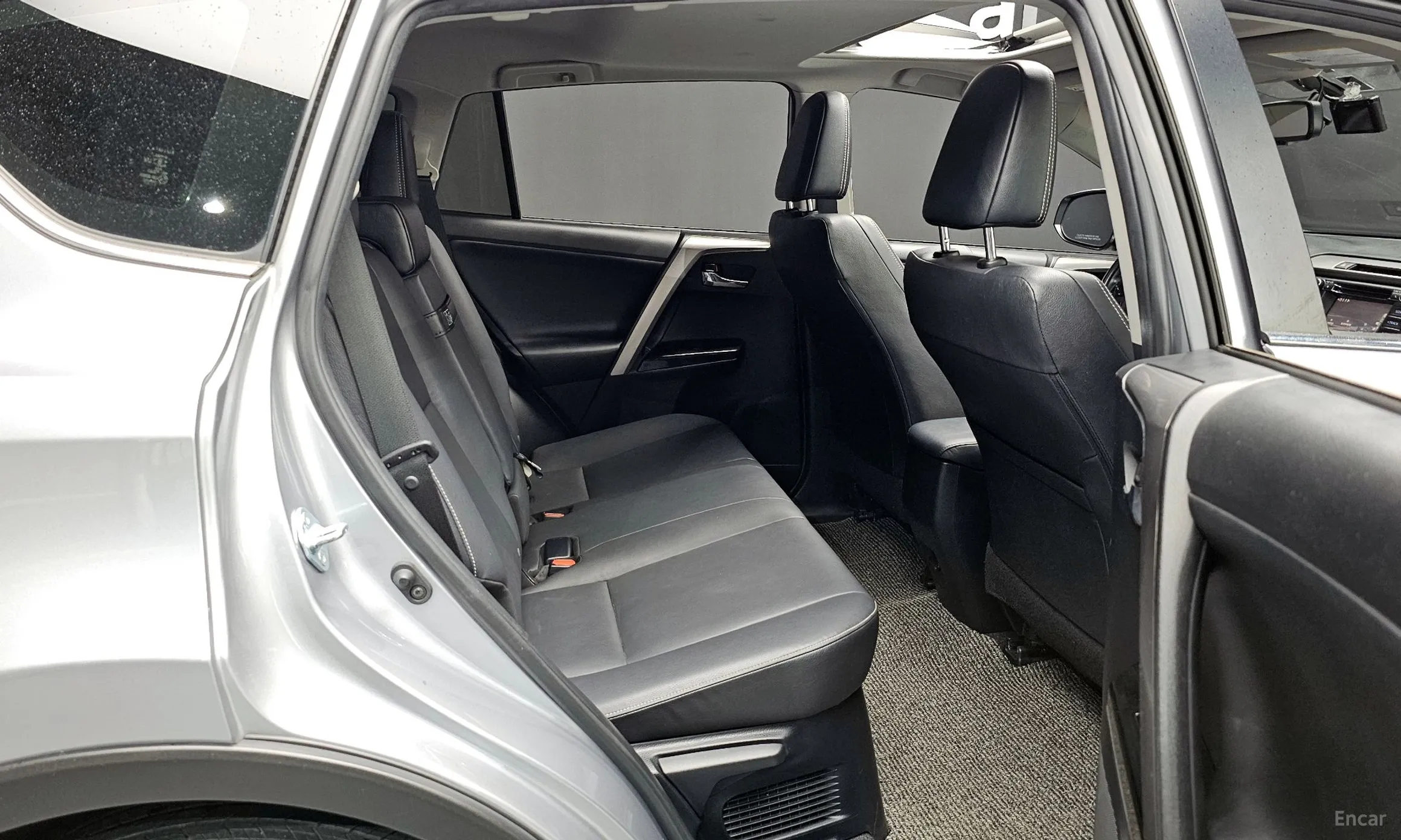 Toyota RAV4 превью 11