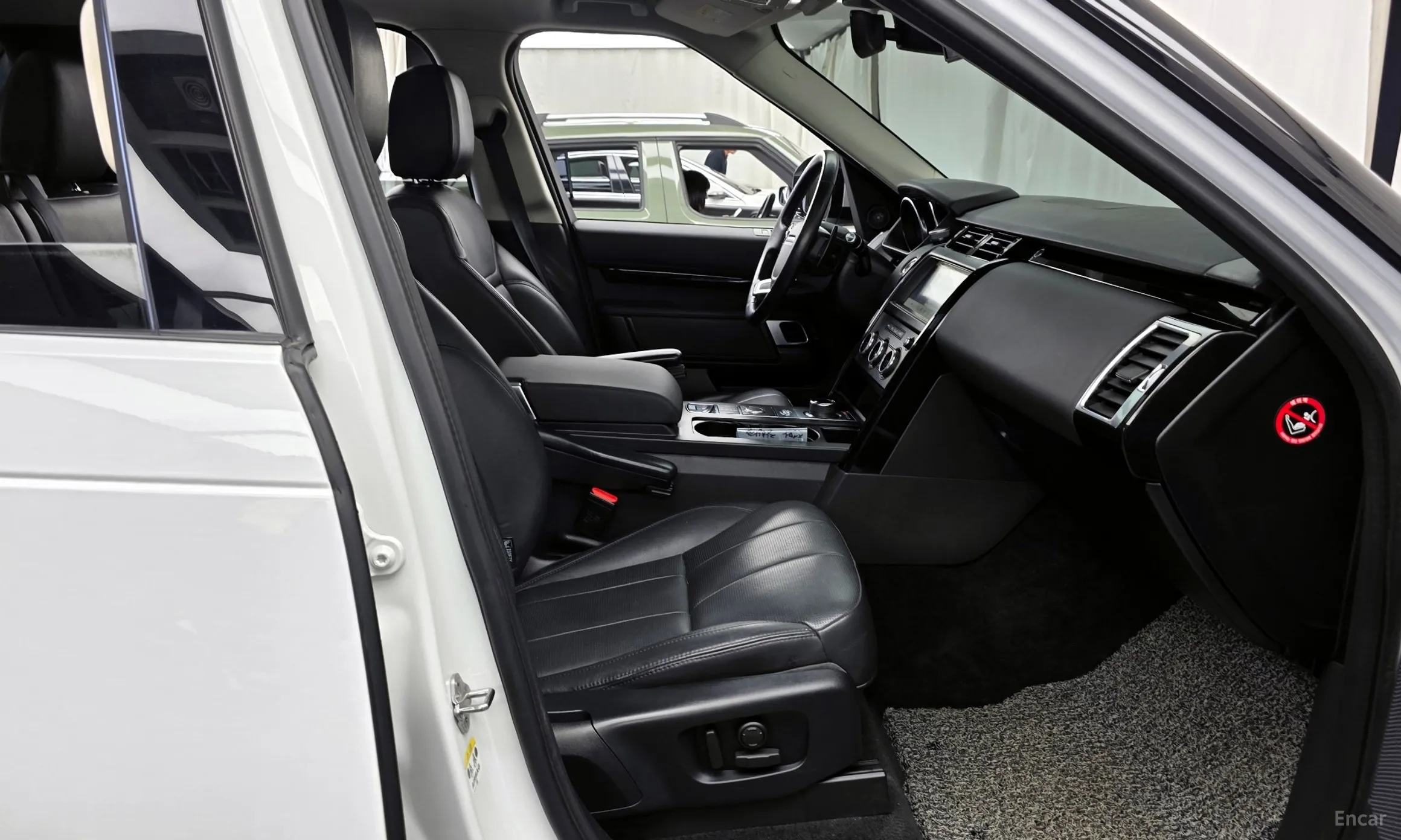 Land Rover Discovery 5 превью 11