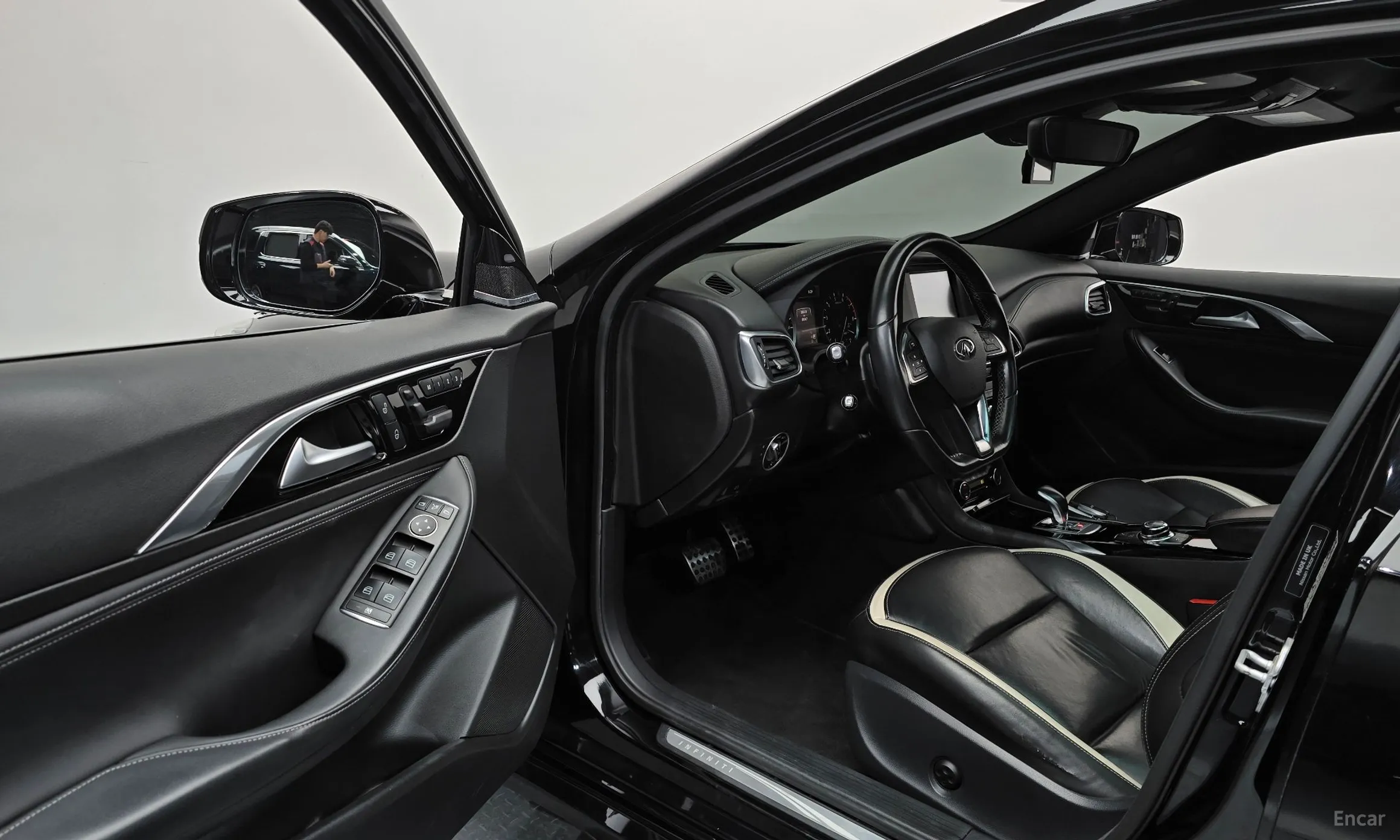 Infiniti Q30 превью 10