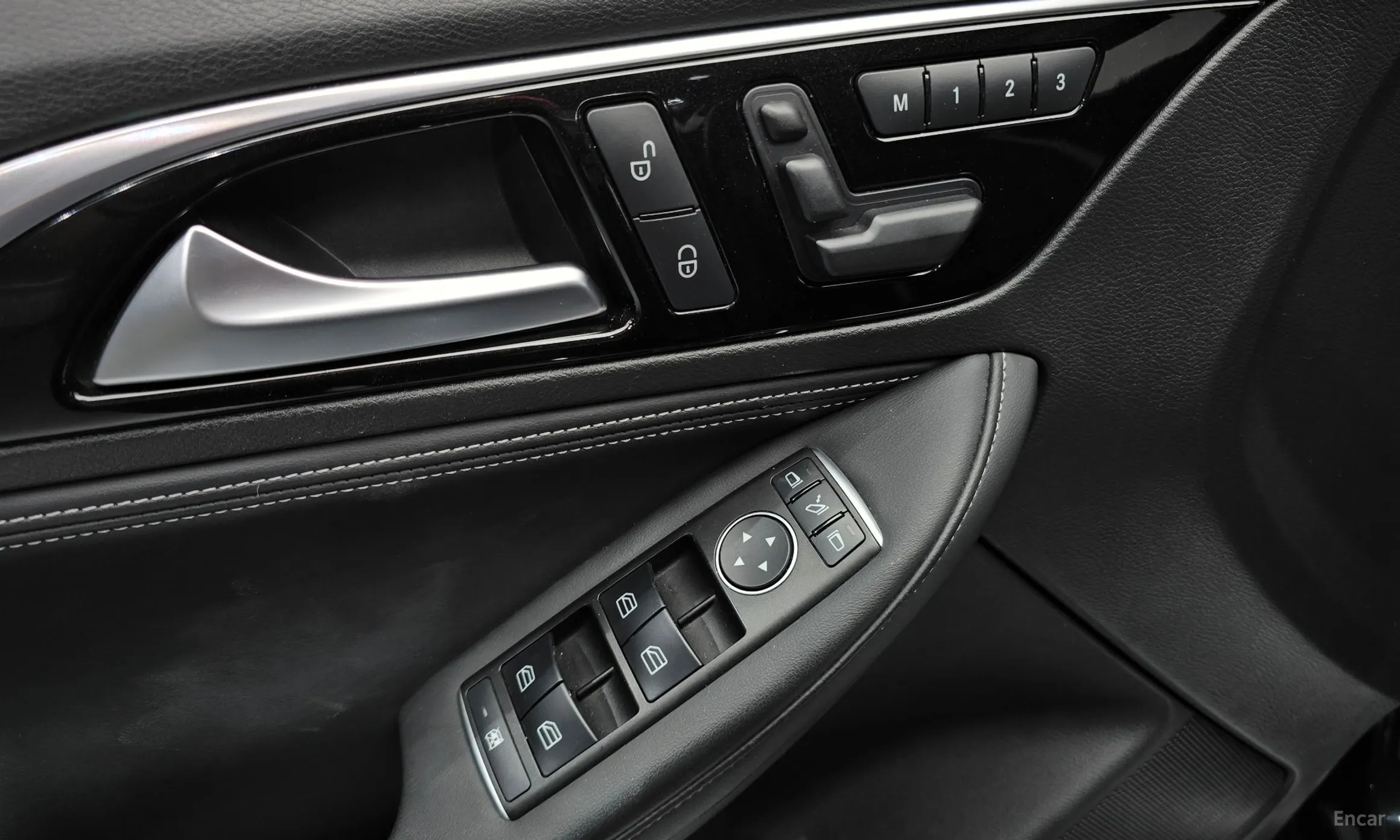 Infiniti Q30 превью 17