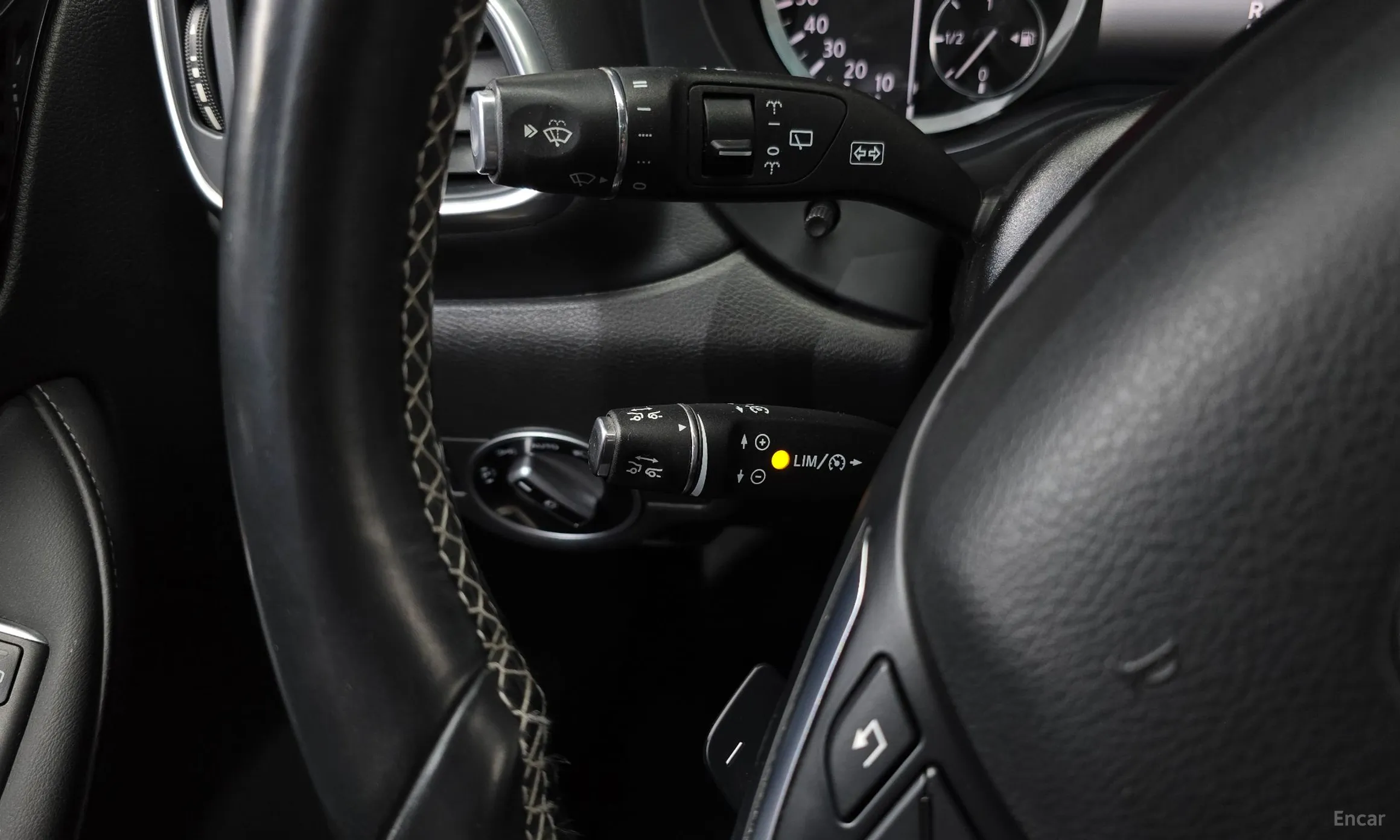 Infiniti Q30 превью 18