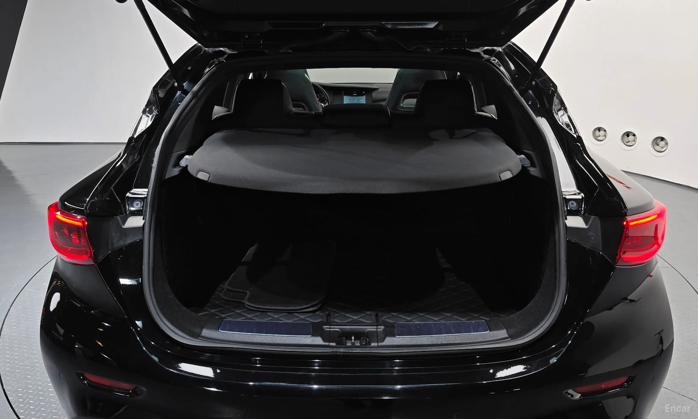 Infiniti Q30 превью 20