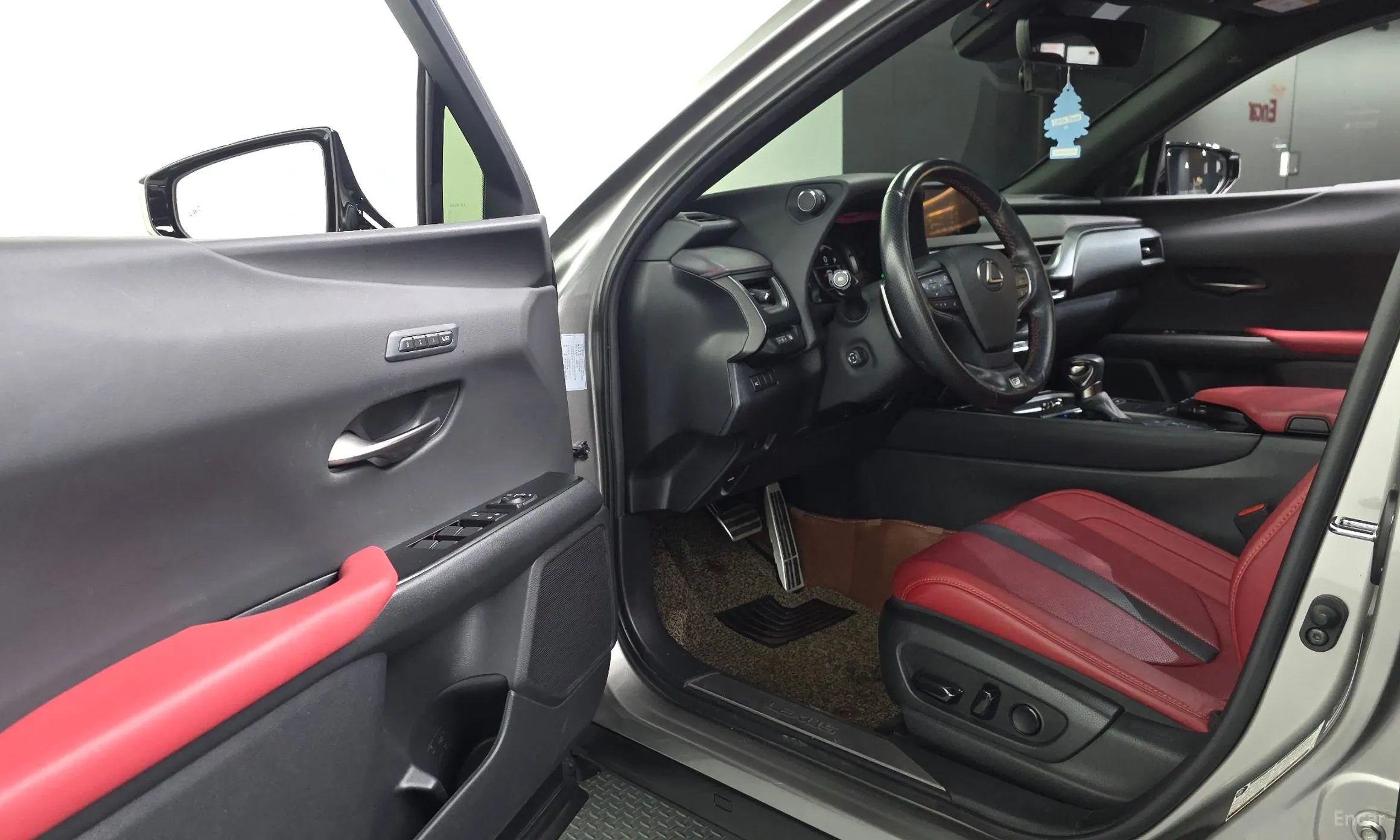 Lexus UX250h превью 10