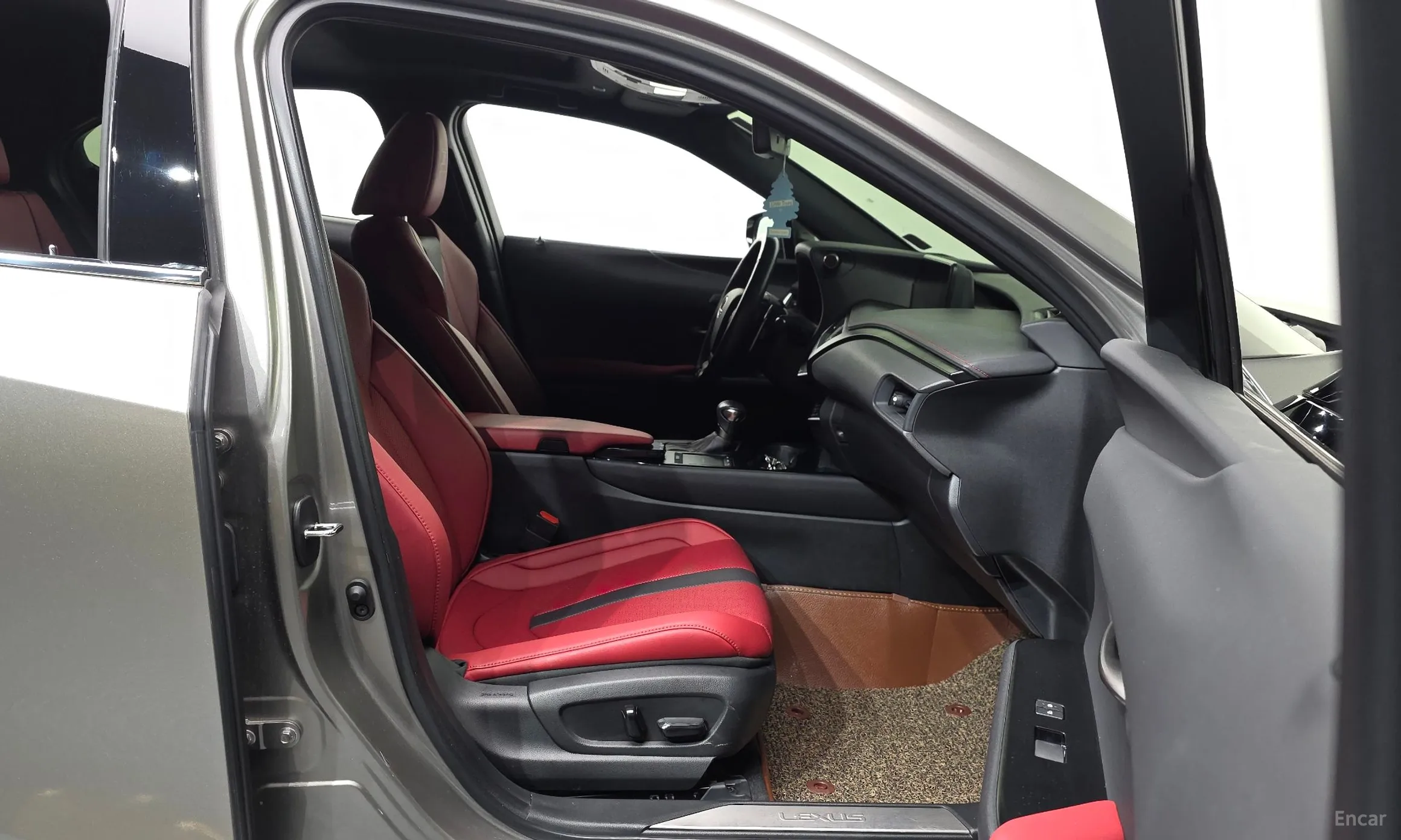 Lexus UX250h превью 11