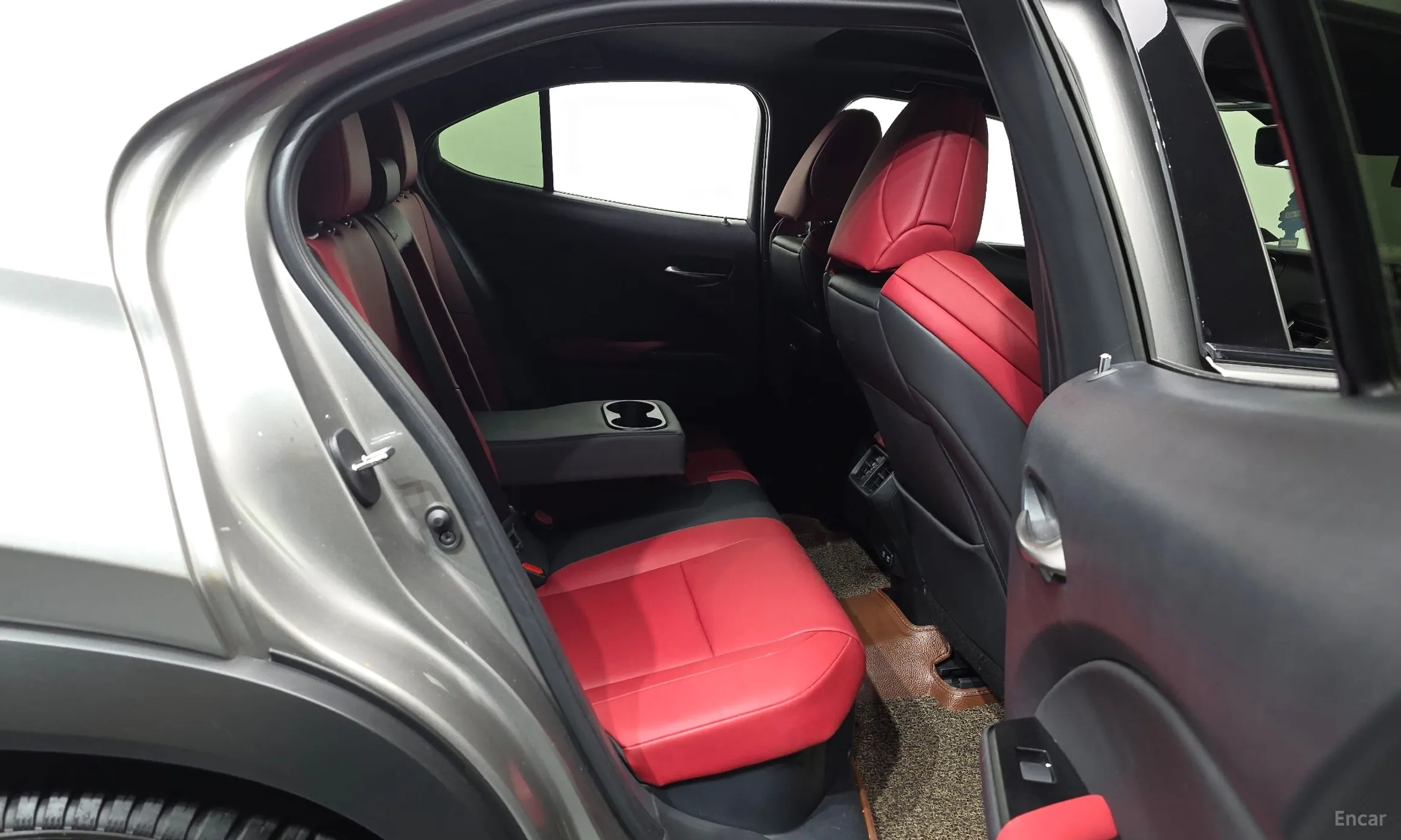 Lexus UX250h превью 12