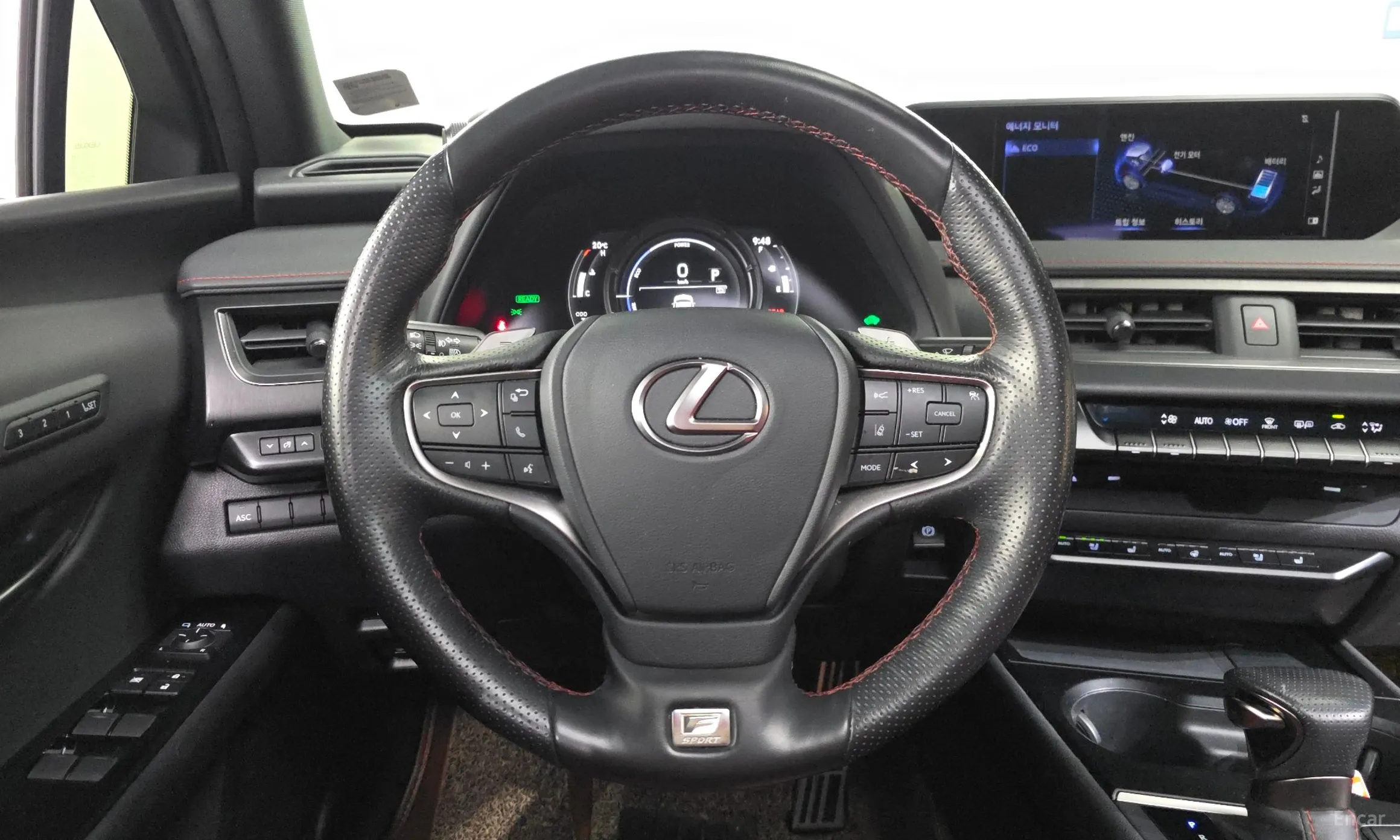 Lexus UX250h превью 13