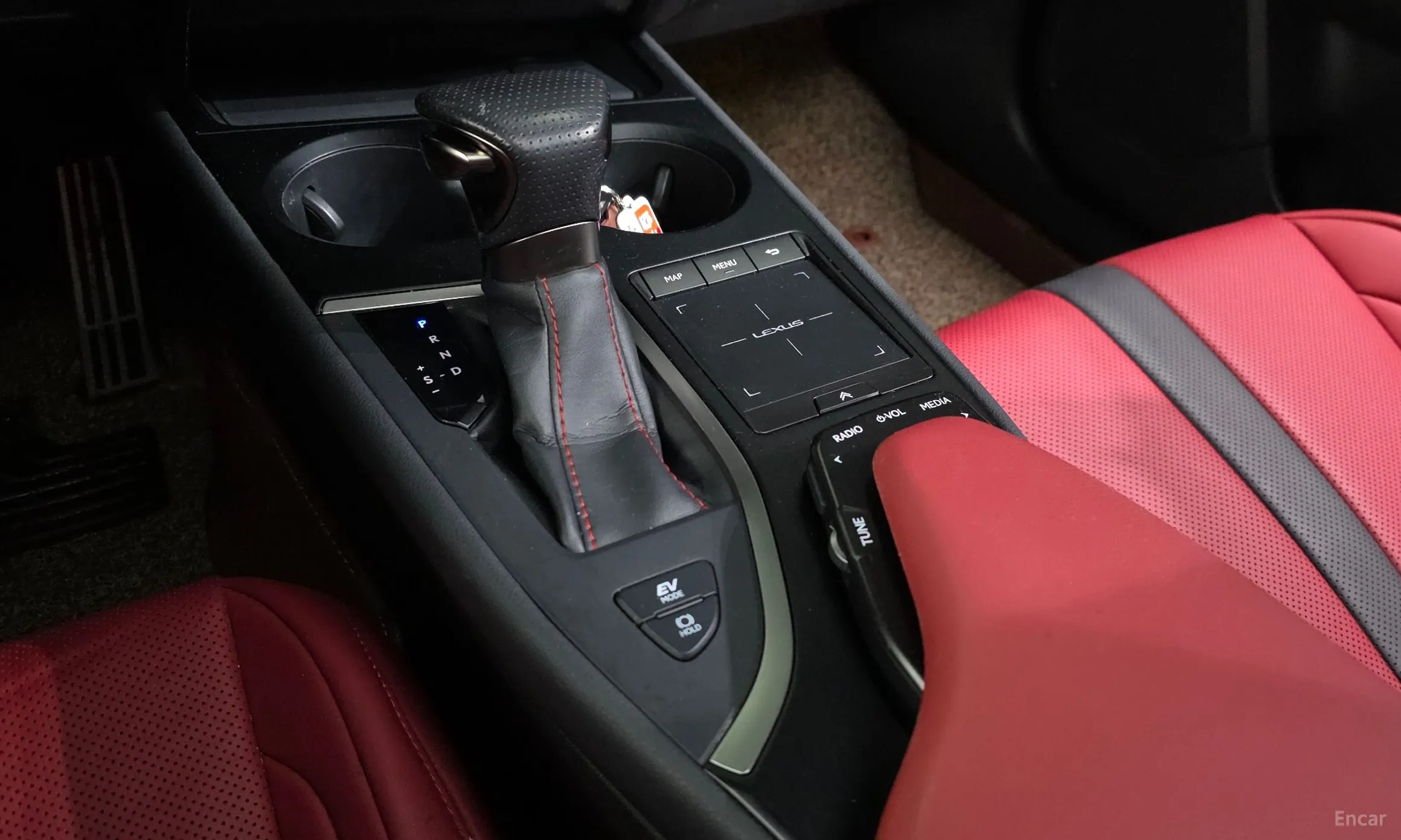 Lexus UX250h превью 9