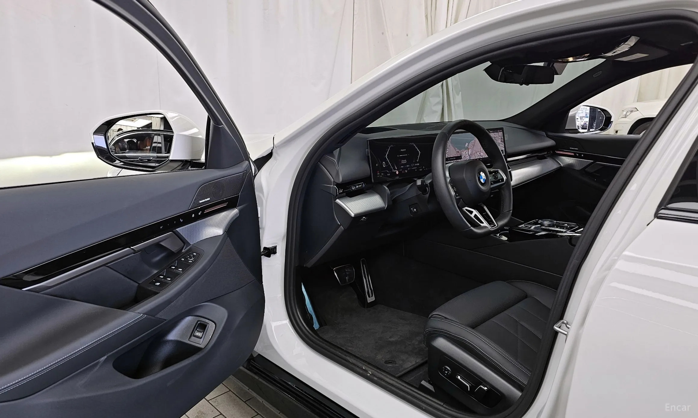 BMW 5 Series (G60) превью 10