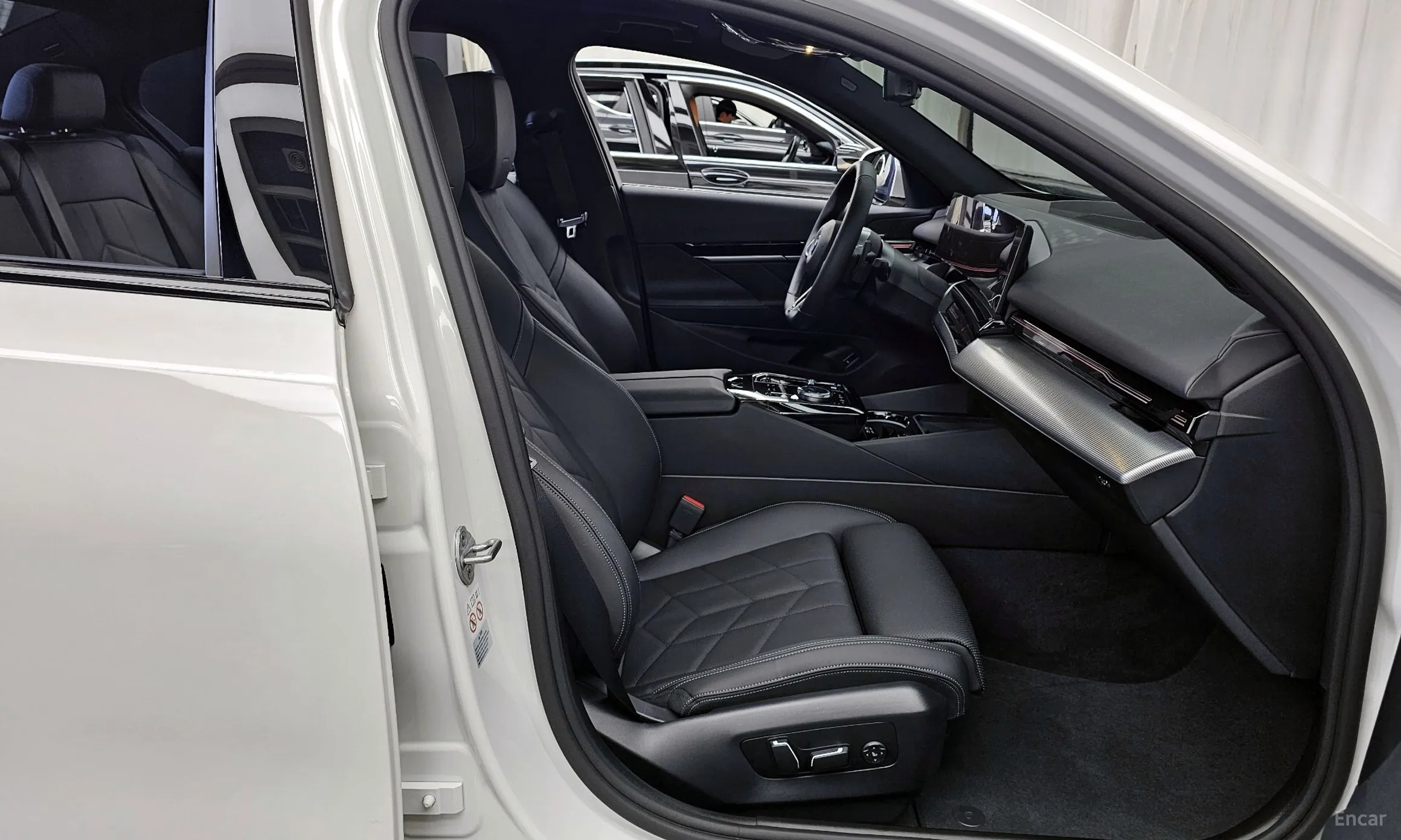 BMW 5 Series (G60) превью 11