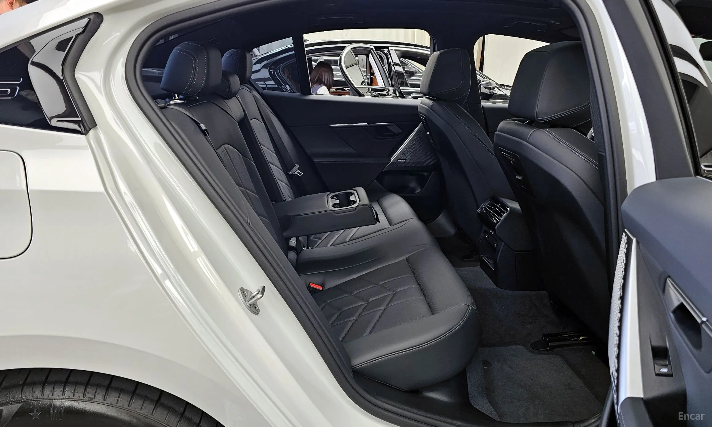 BMW 5 Series (G60) превью 12