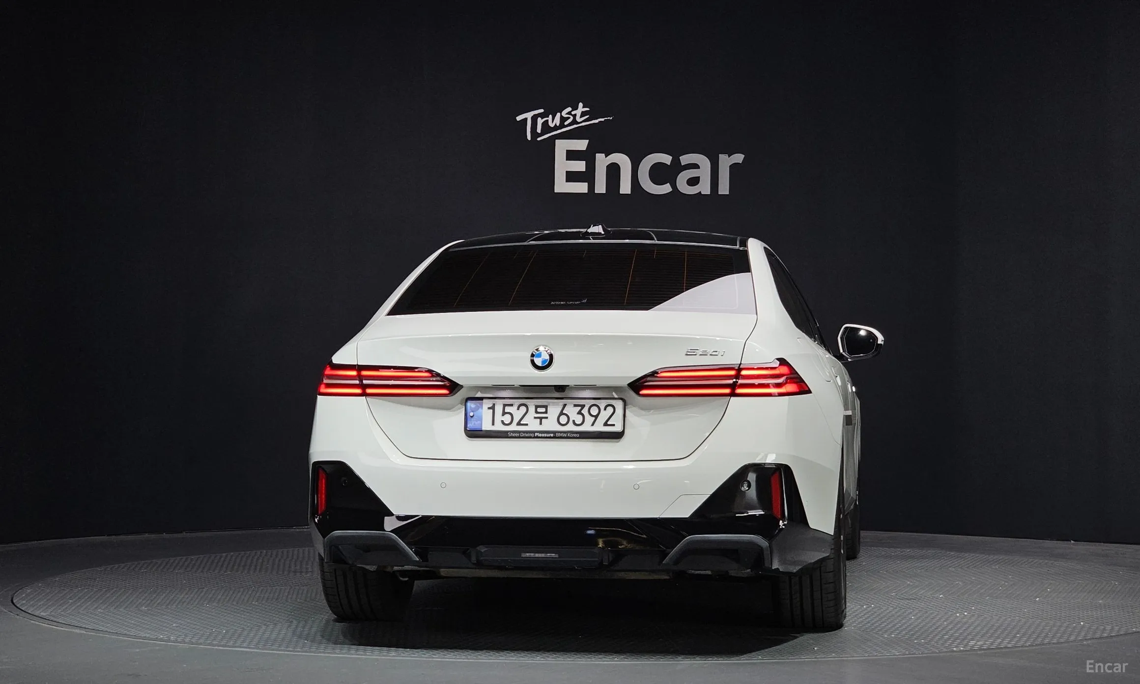 BMW 5 Series (G60) превью 4
