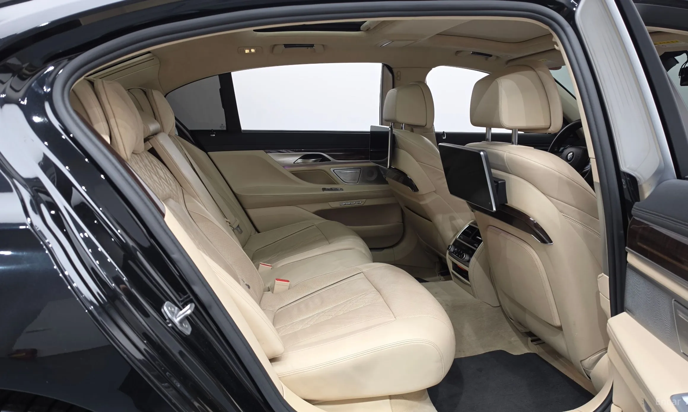 BMW 7 Series (G11) превью 11