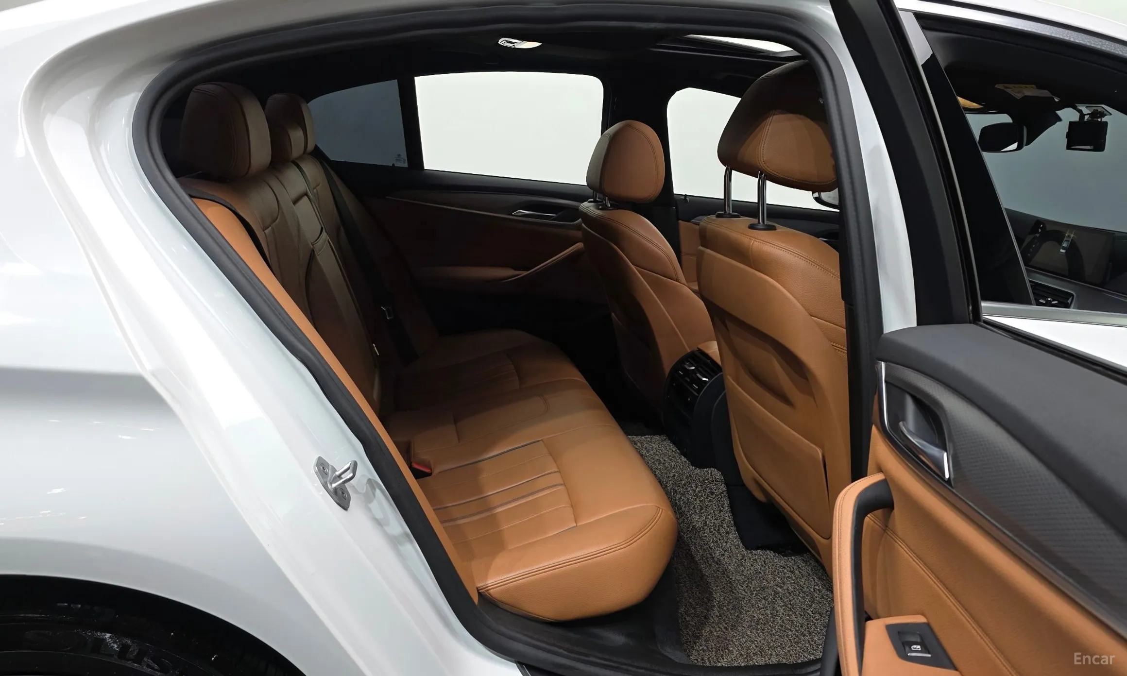 BMW 5 Series (G30) превью 12