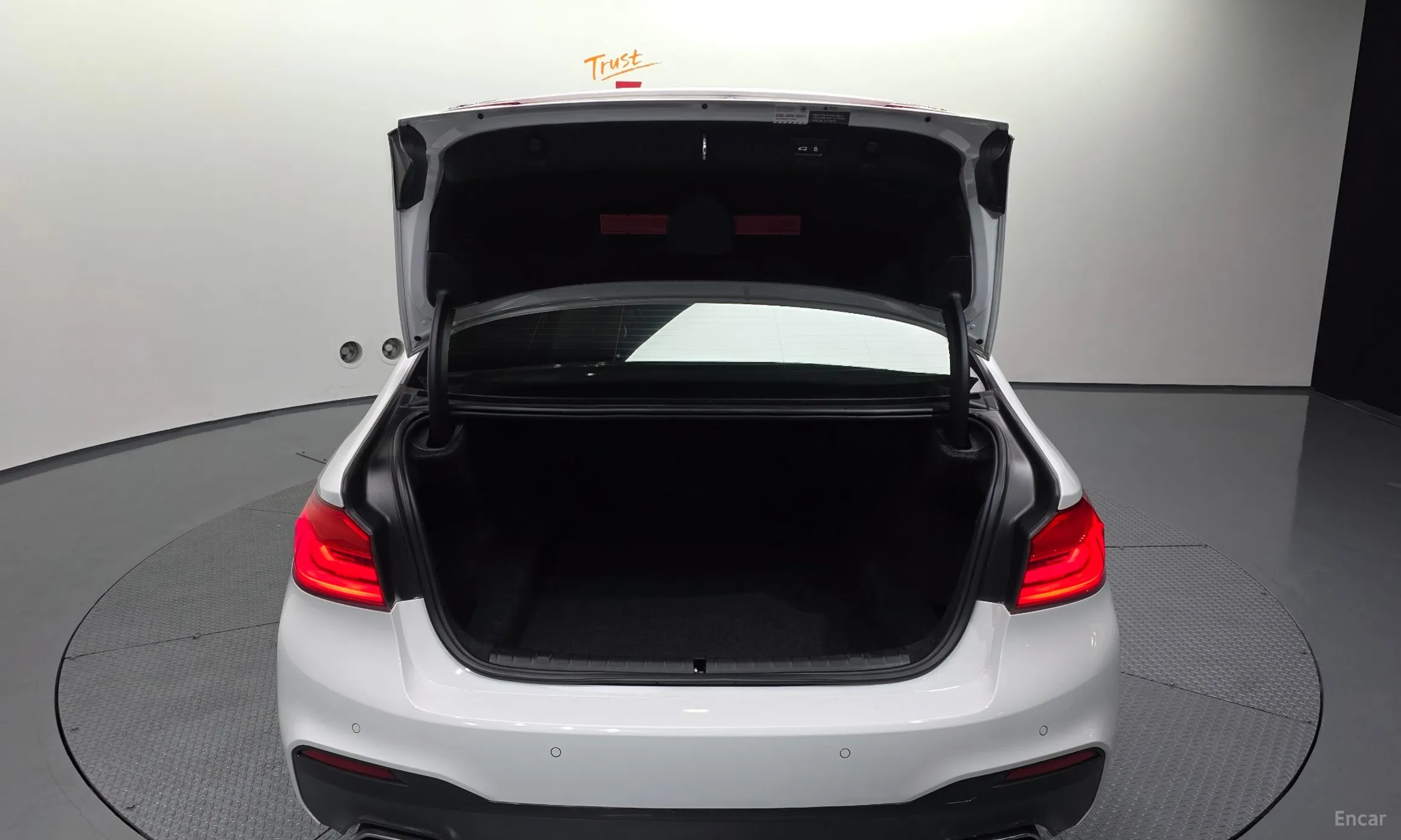 BMW 5 Series (G30) превью 20