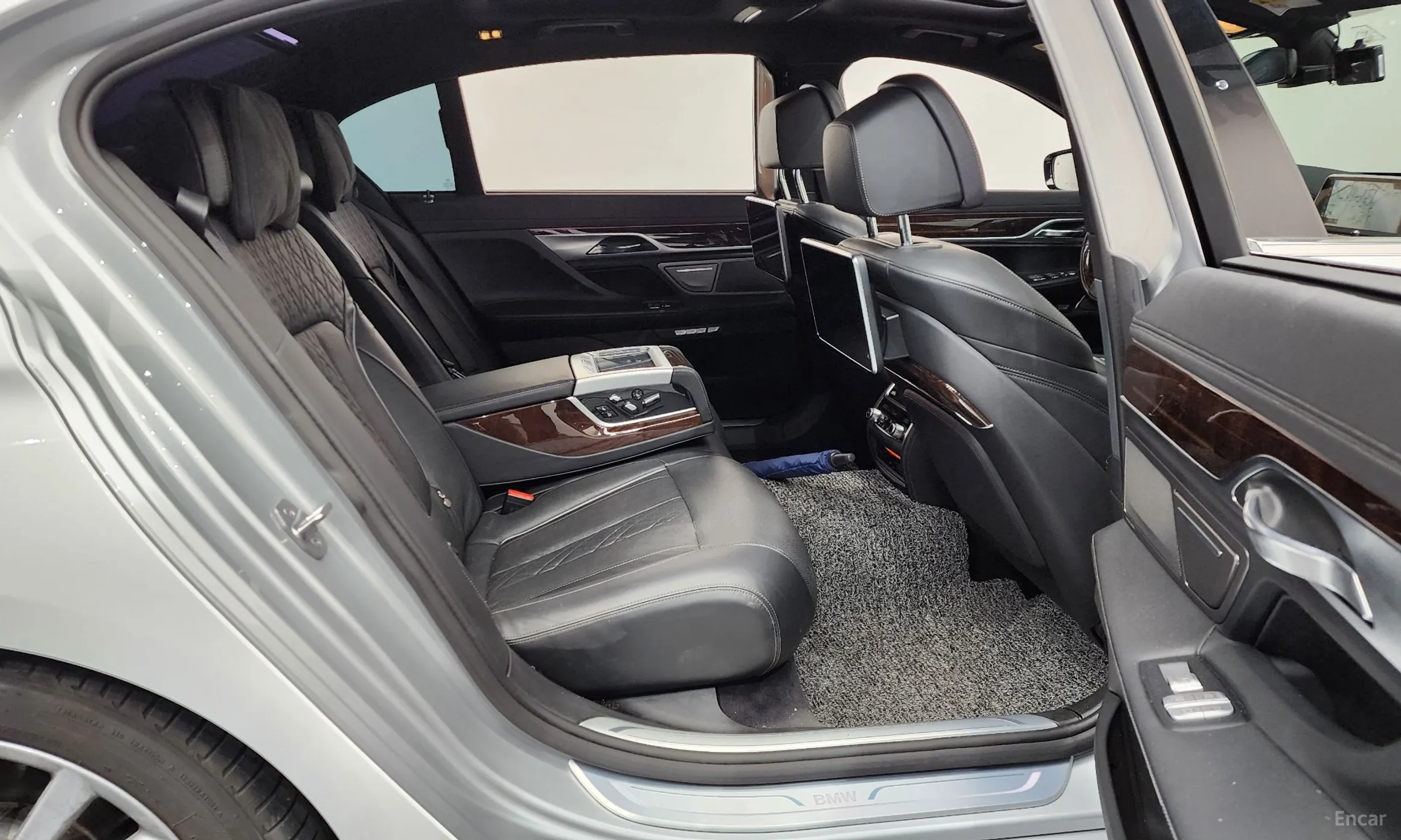 BMW 7 Series (G11) превью 11