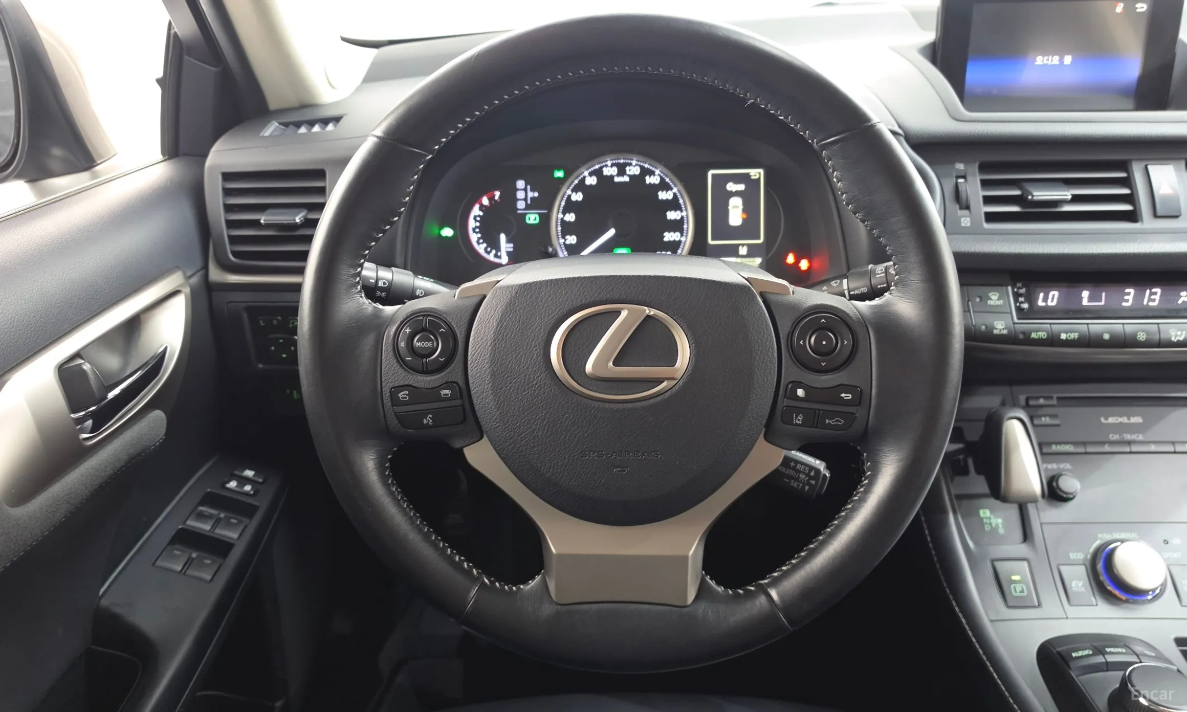 Lexus CT200h превью 14