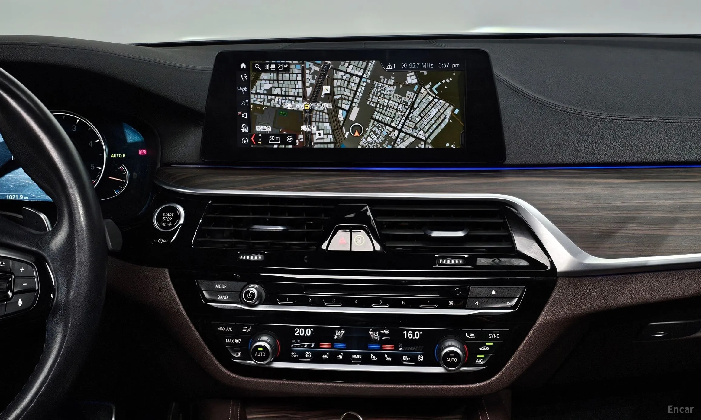 BMW 5 Series (G30) превью 15
