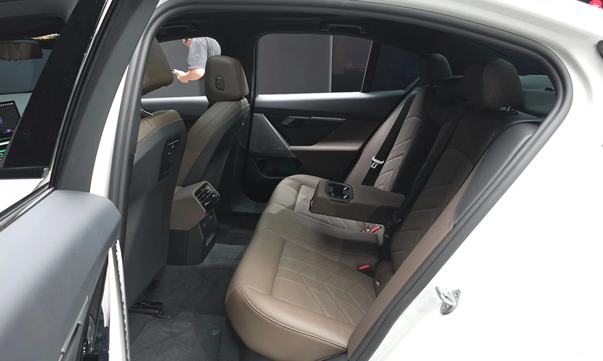 BMW 5 Series (G60) превью 11