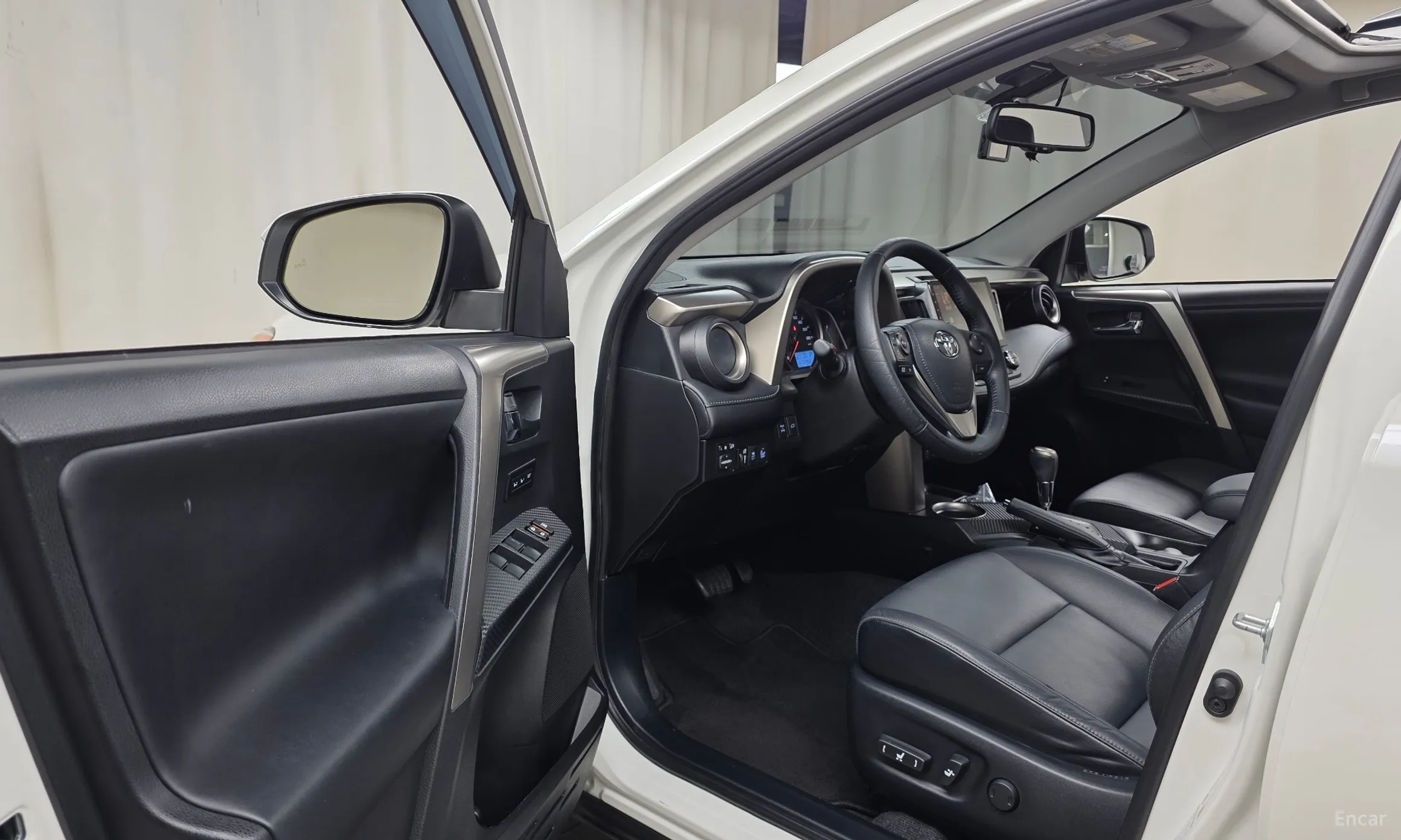 Toyota RAV4 превью 10