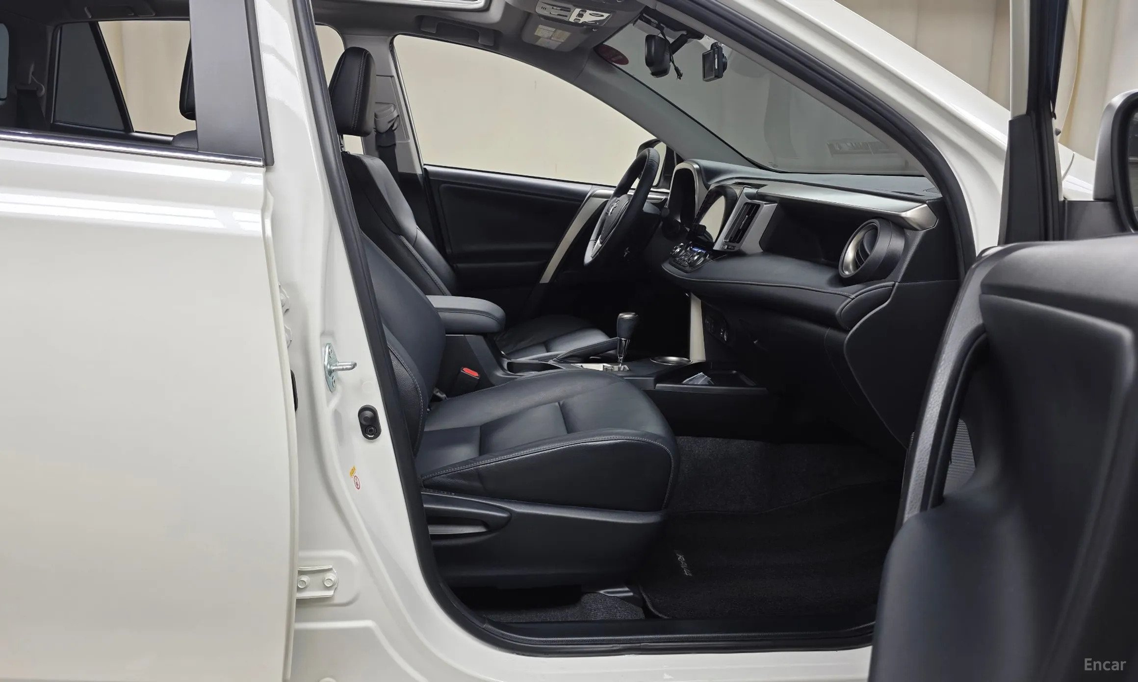 Toyota RAV4 превью 11