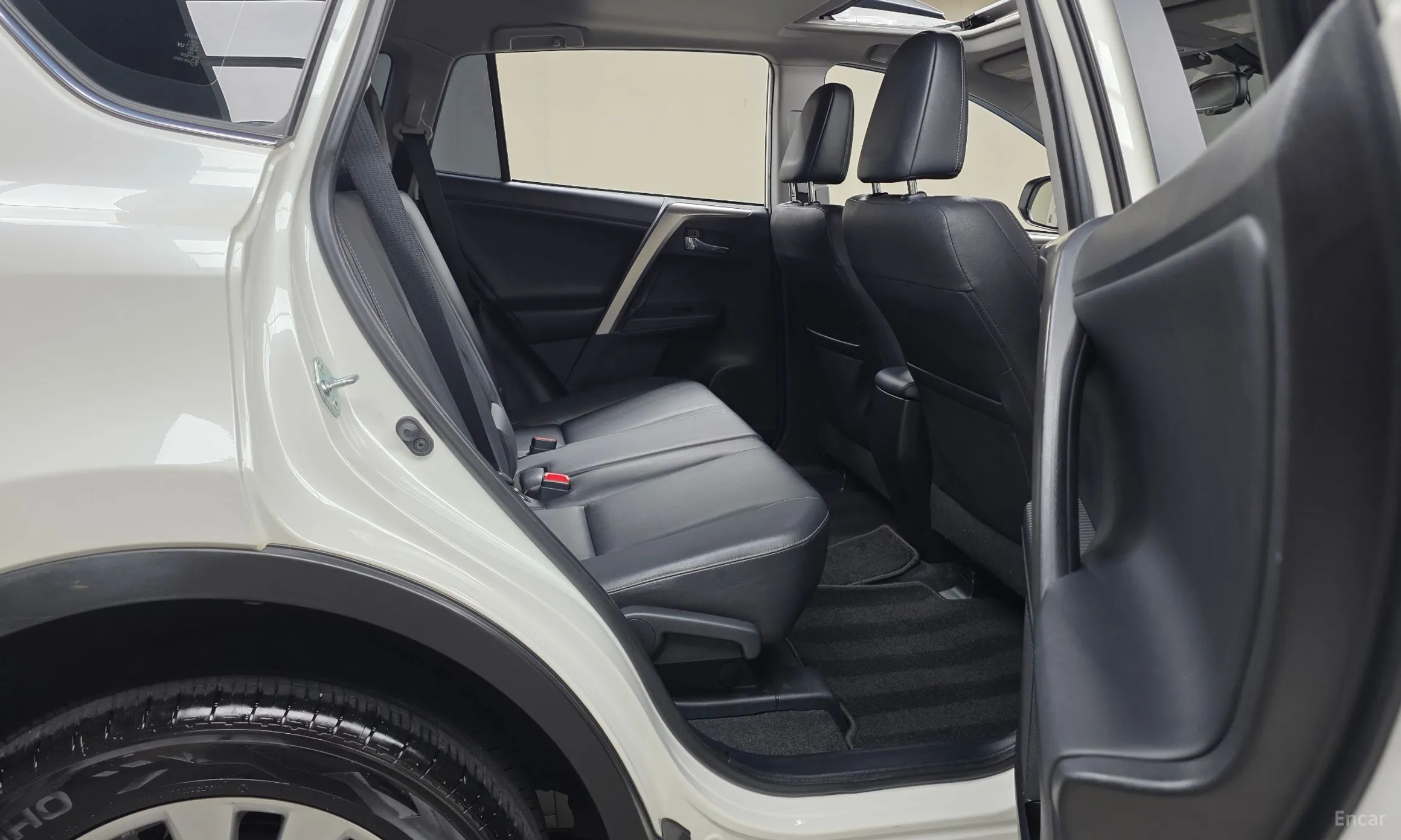 Toyota RAV4 превью 12
