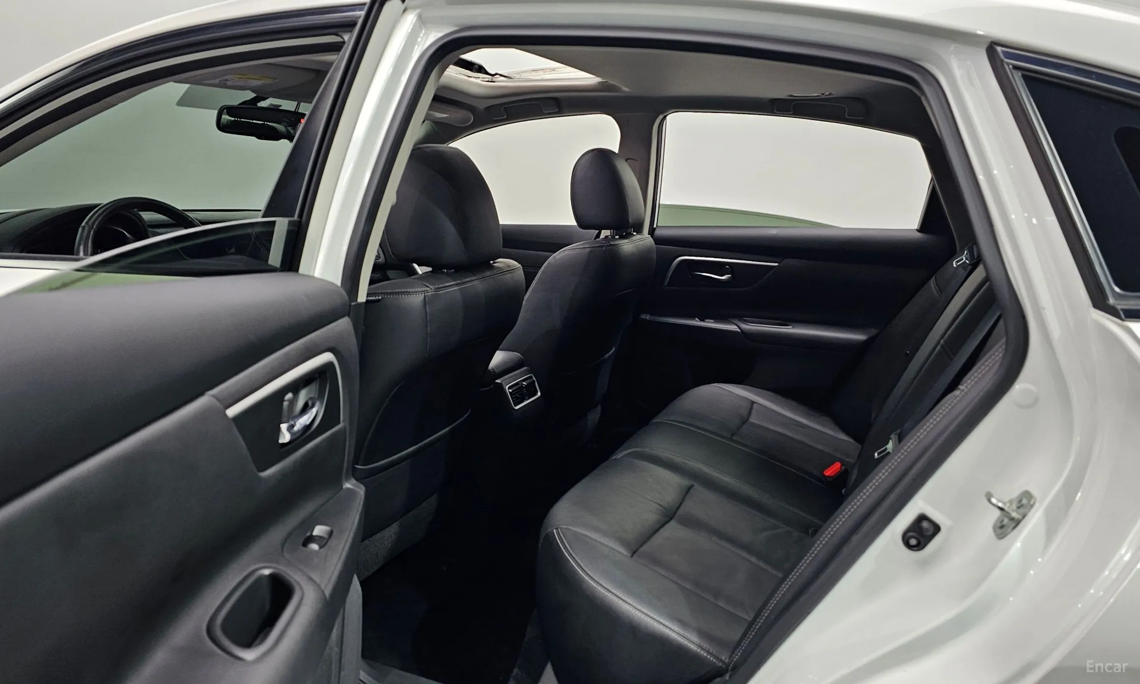 Nissan Altima превью 11