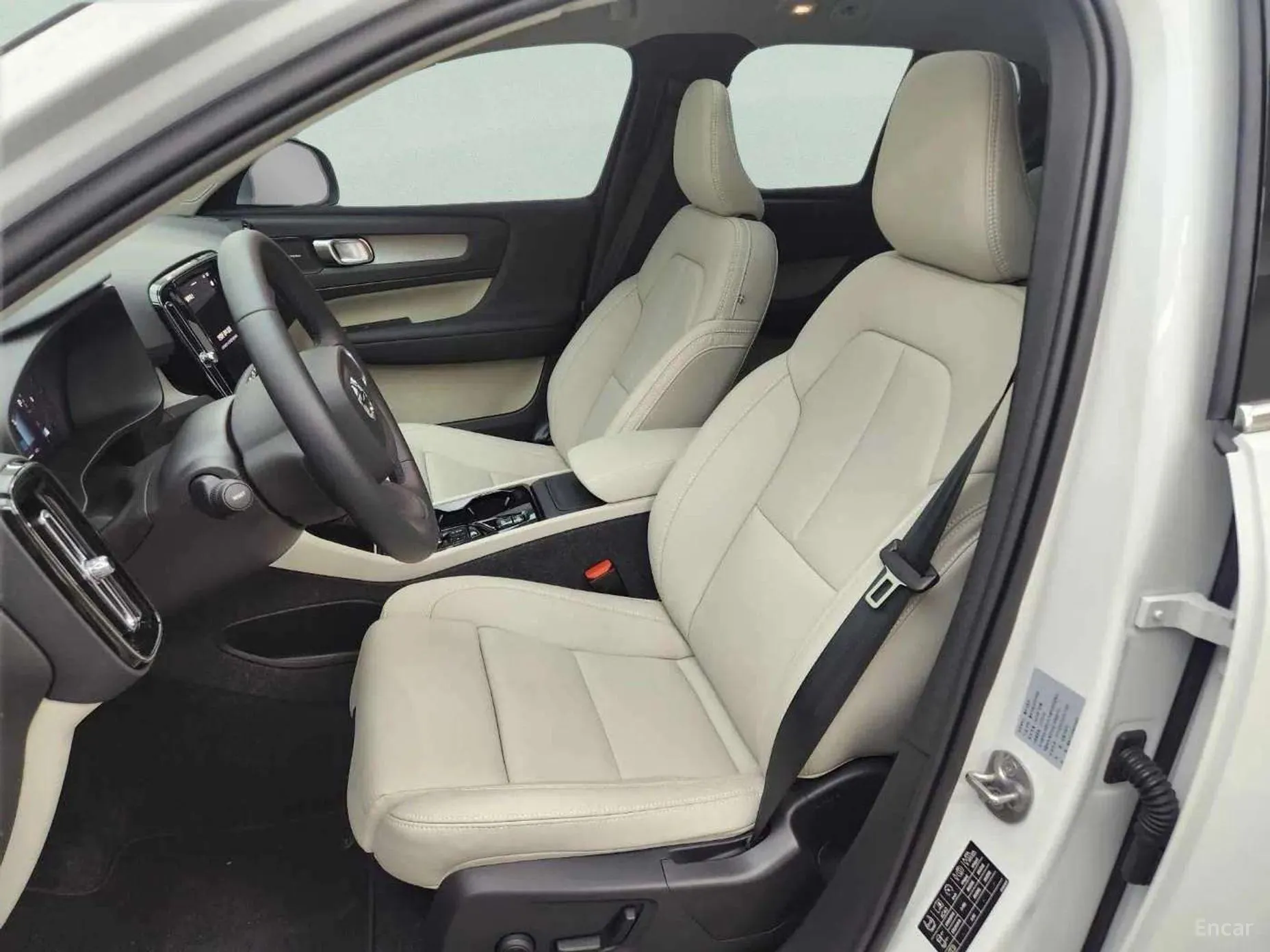 Volvo XC40 превью 7