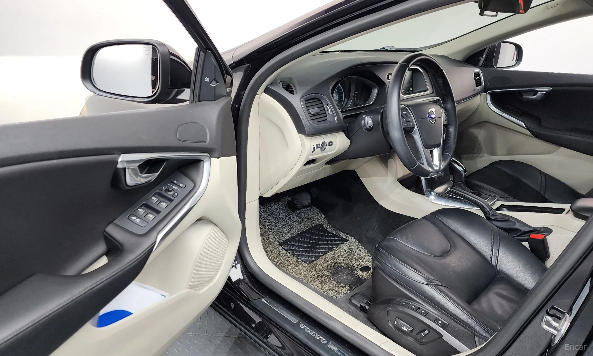 Volvo V40 превью 10