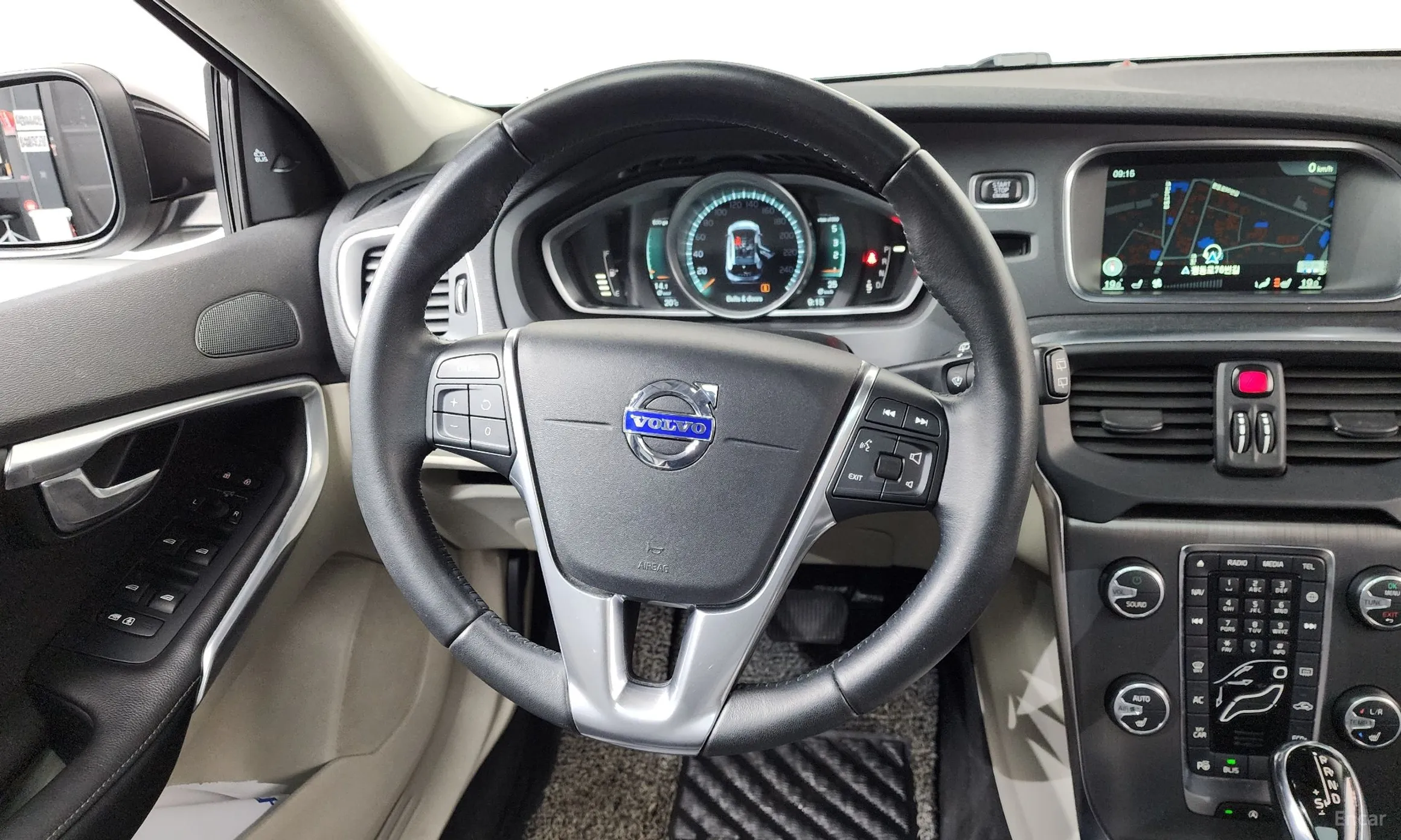 Volvo V40 превью 14