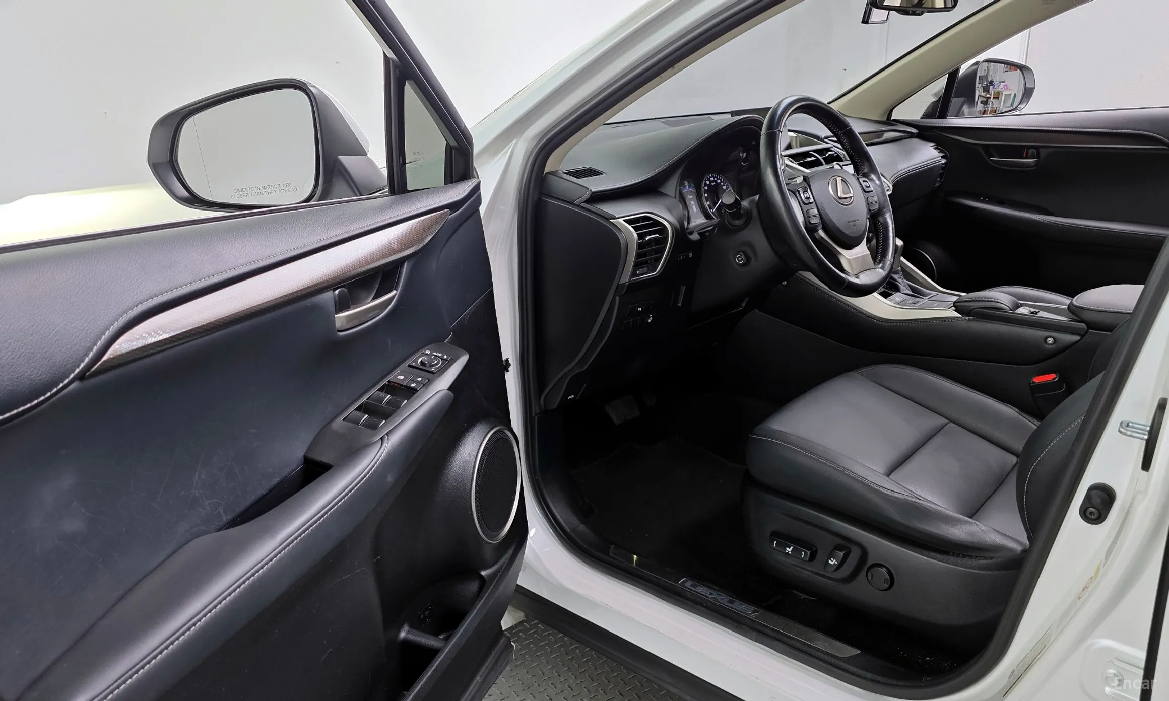 Lexus NX300h превью 10