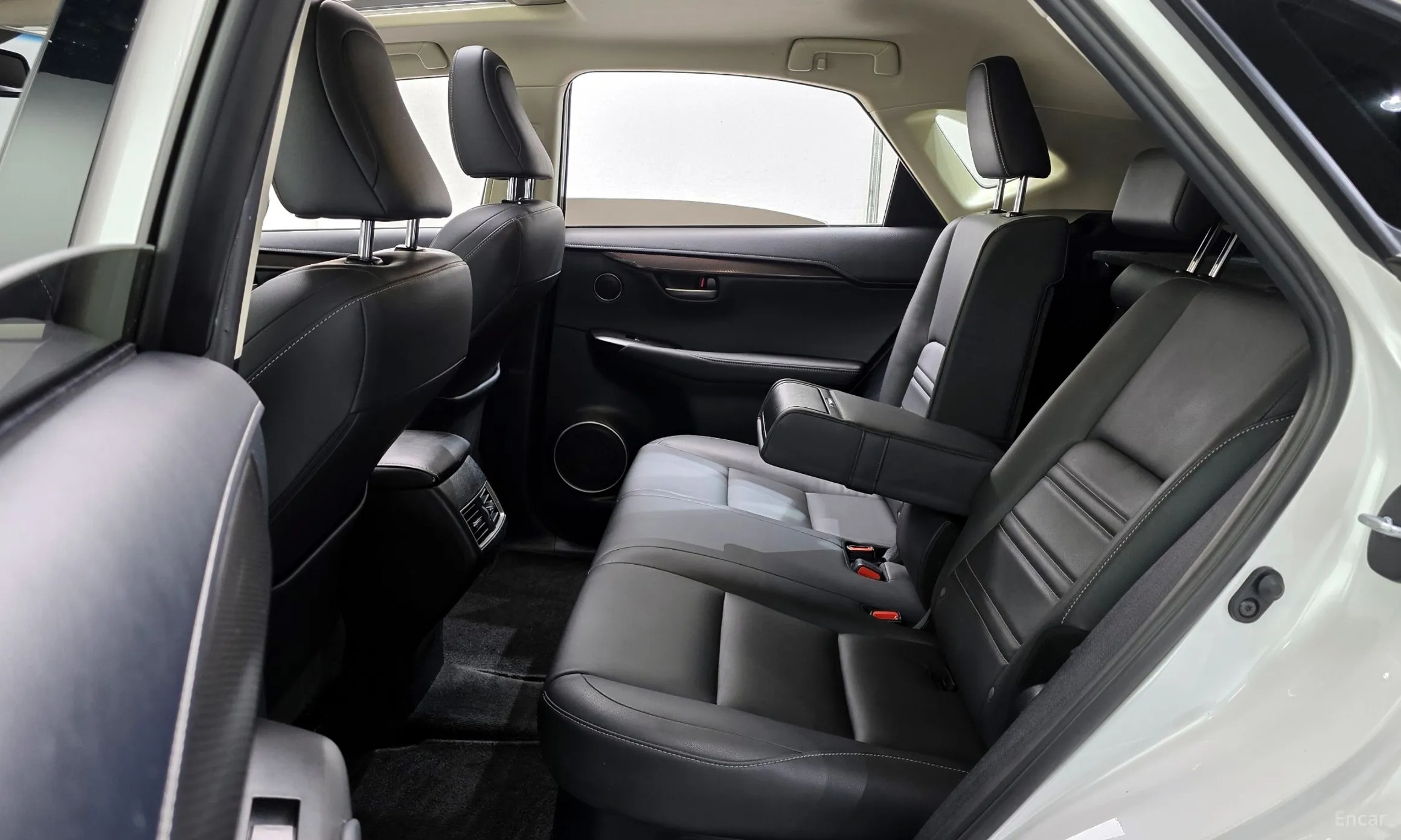 Lexus NX300h превью 12