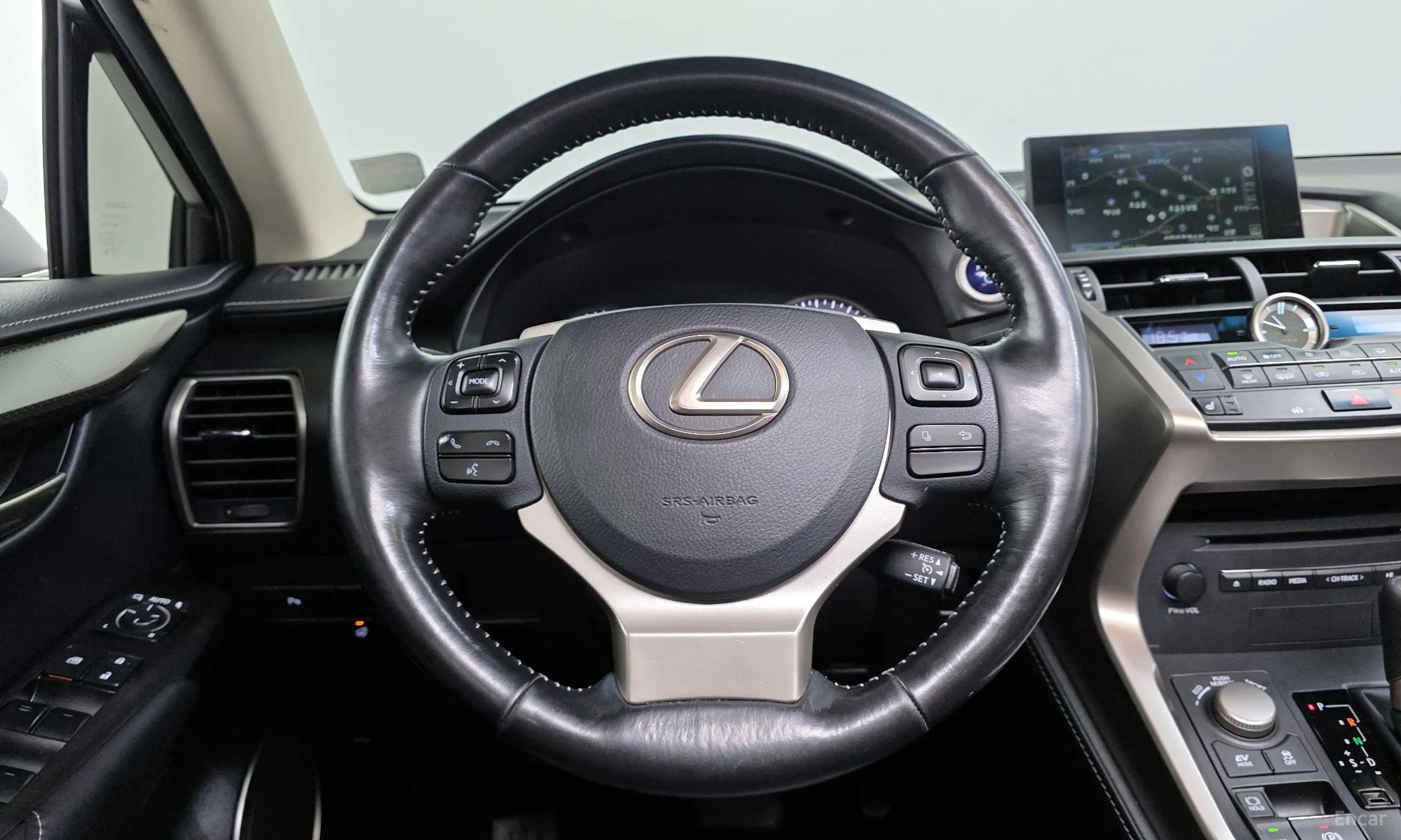Lexus NX300h превью 13