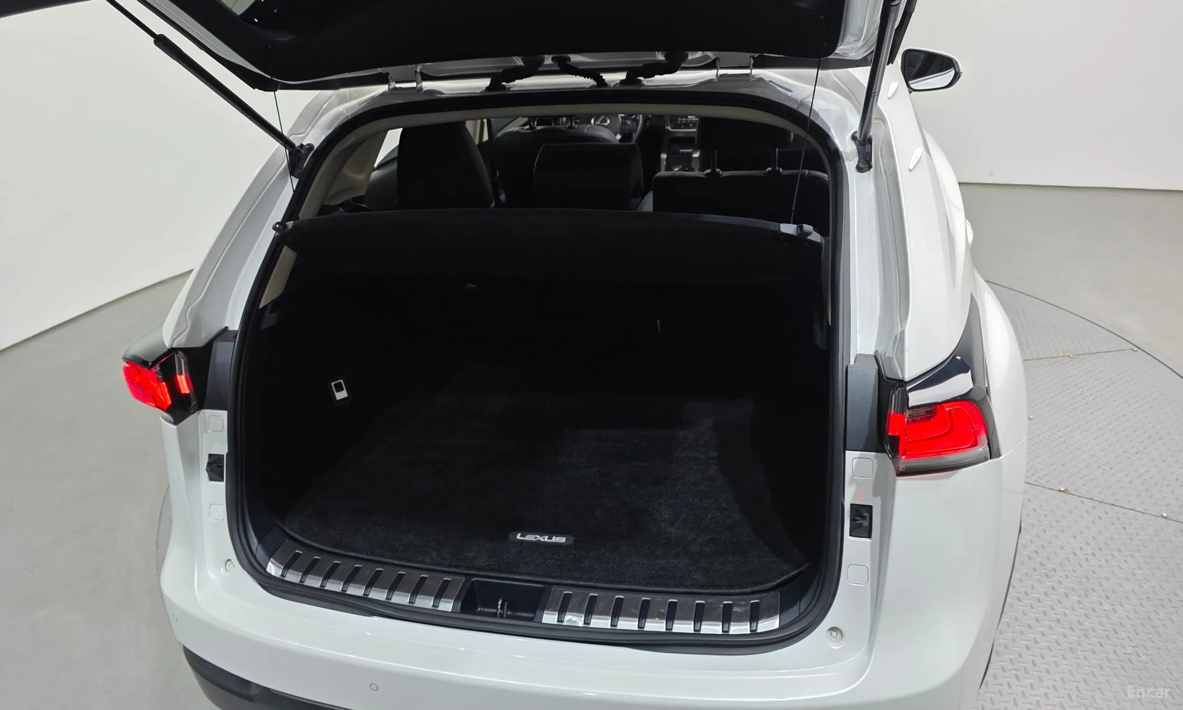 Lexus NX300h превью 20