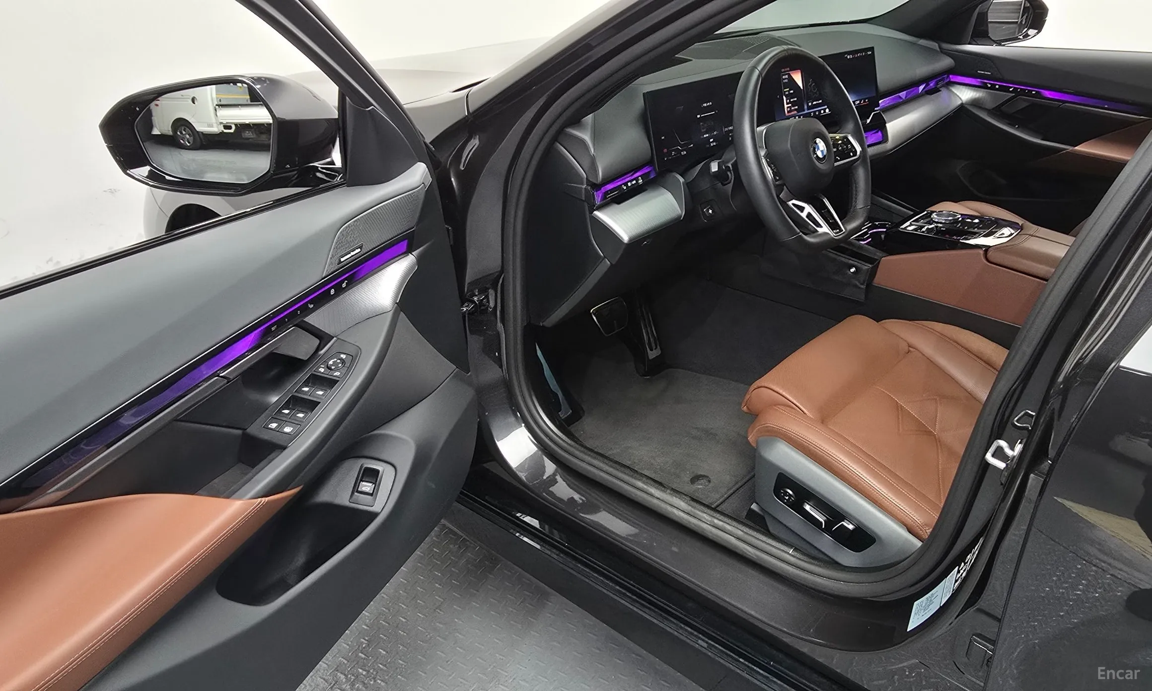BMW 5 Series (G60) превью 10