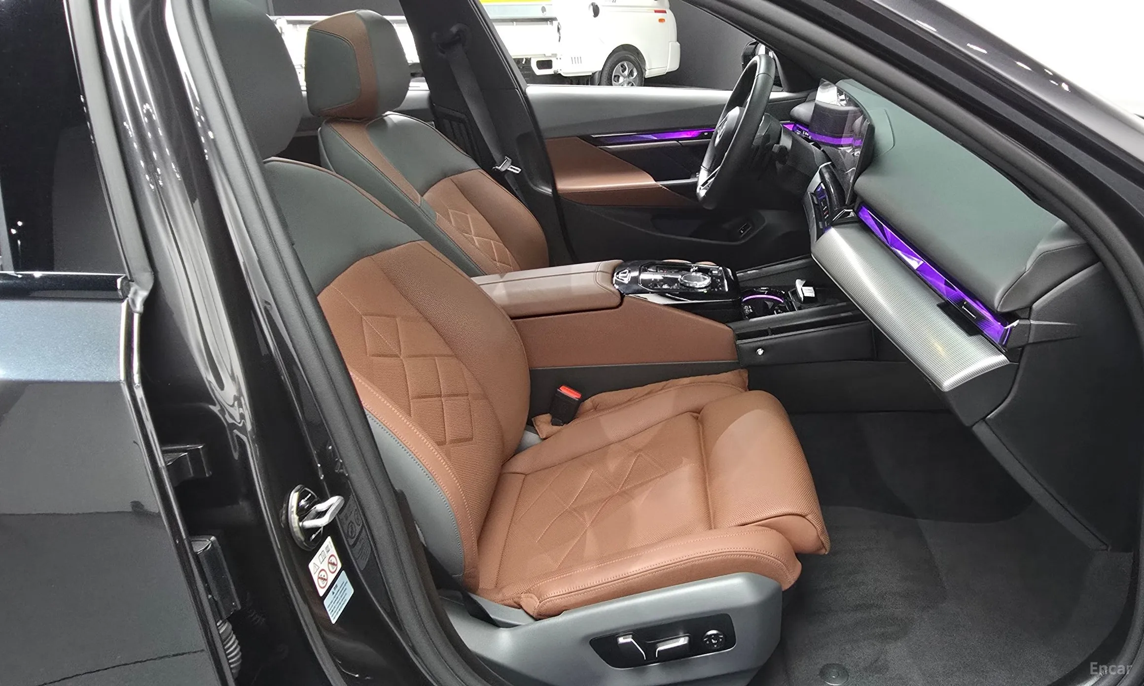 BMW 5 Series (G60) превью 11