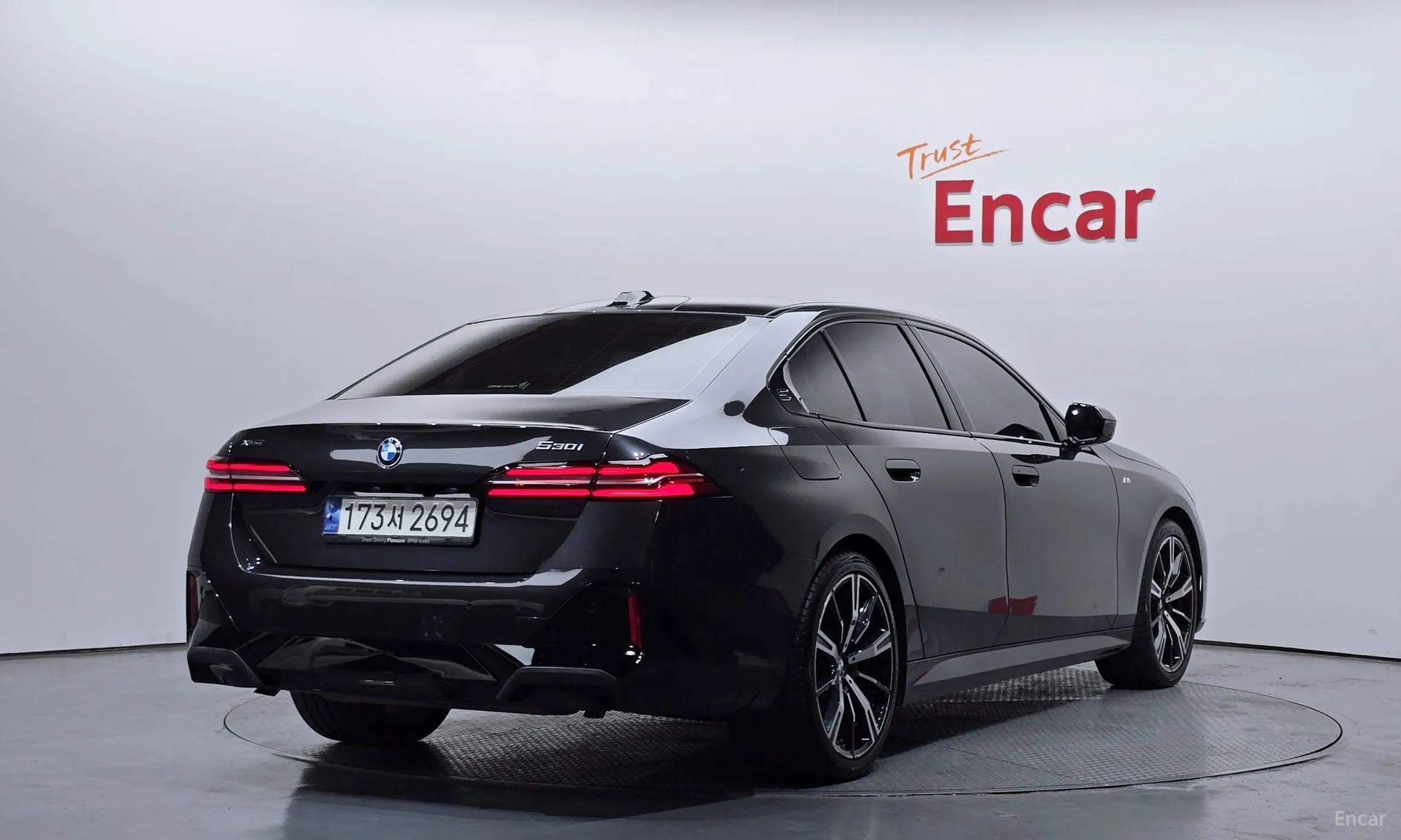BMW 5 Series (G60) превью 2