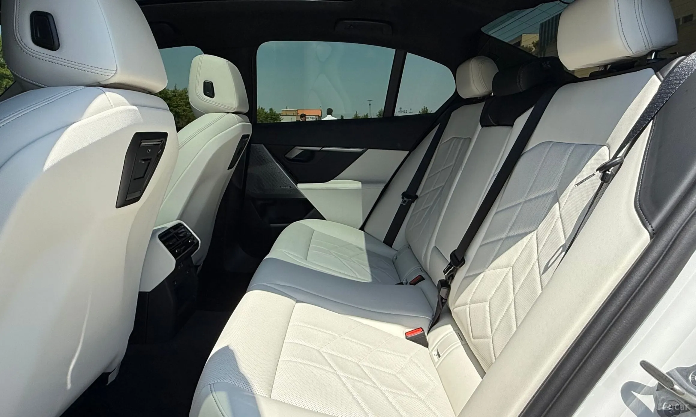 BMW 5 Series (G60) превью 11
