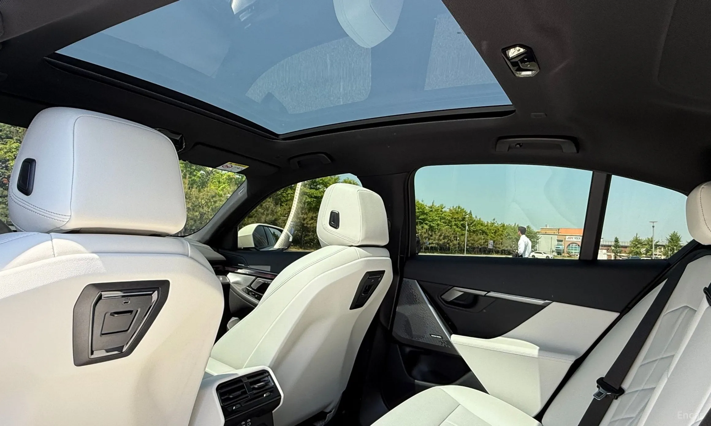 BMW 5 Series (G60) превью 12