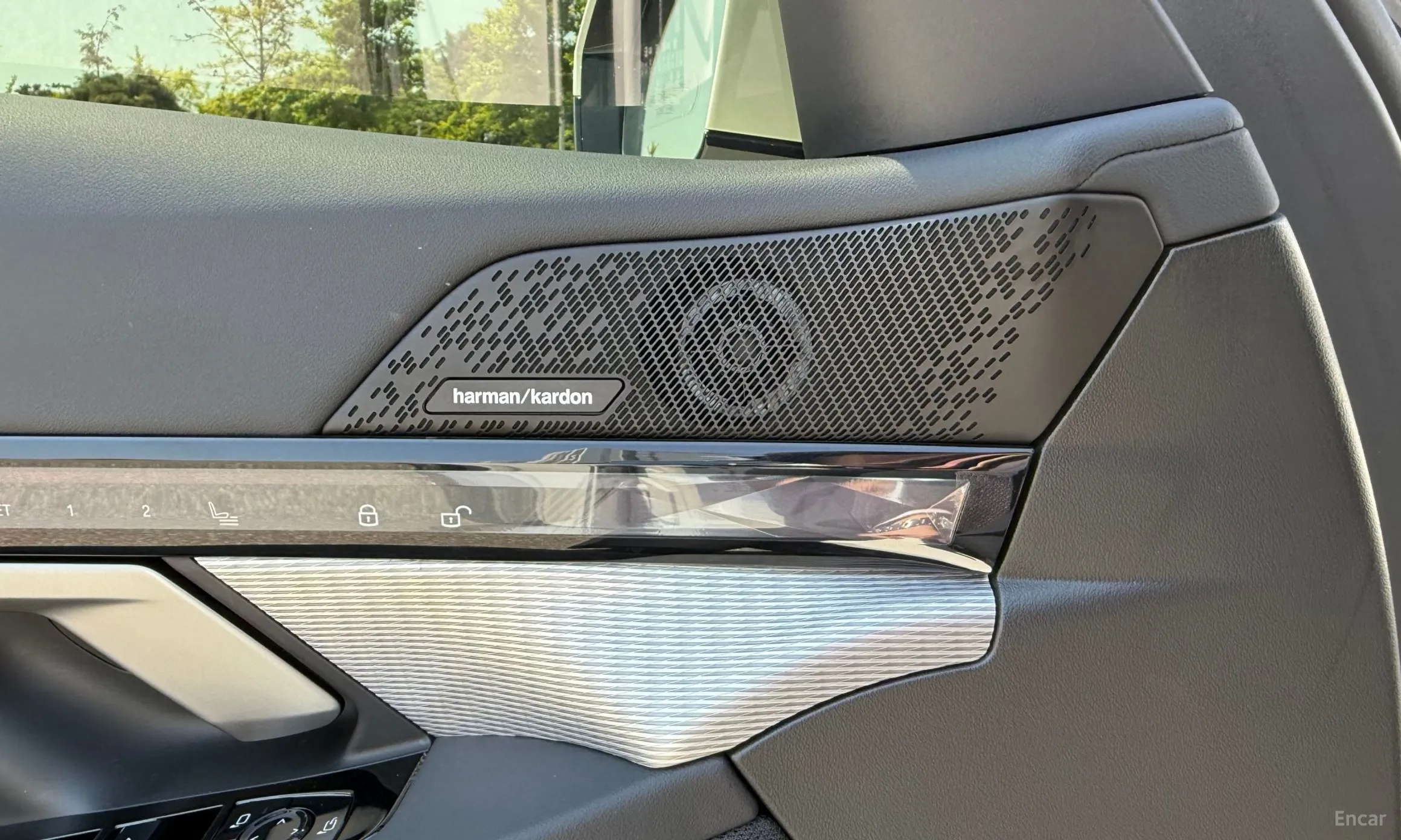 BMW 5 Series (G60) превью 15