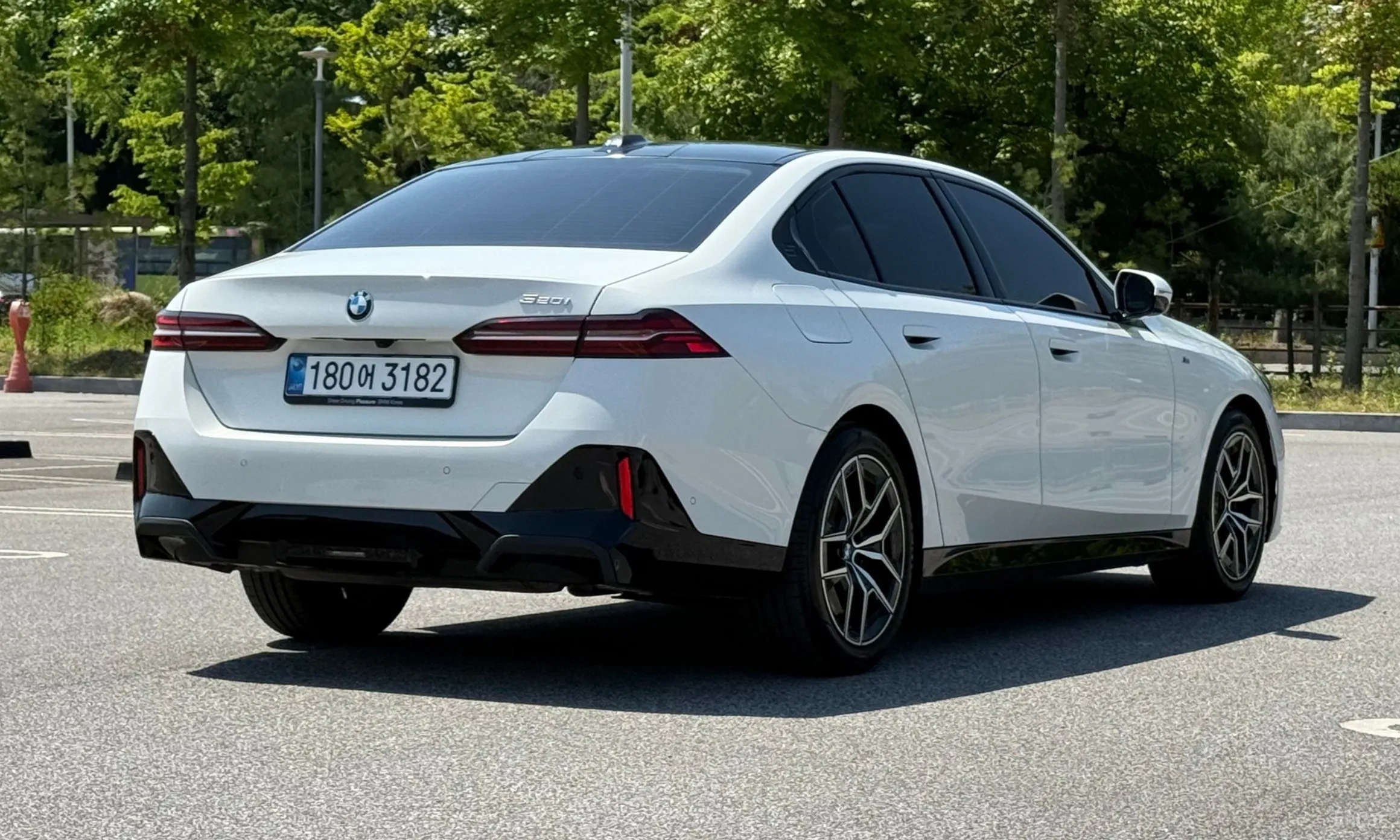BMW 5 Series (G60) превью 2