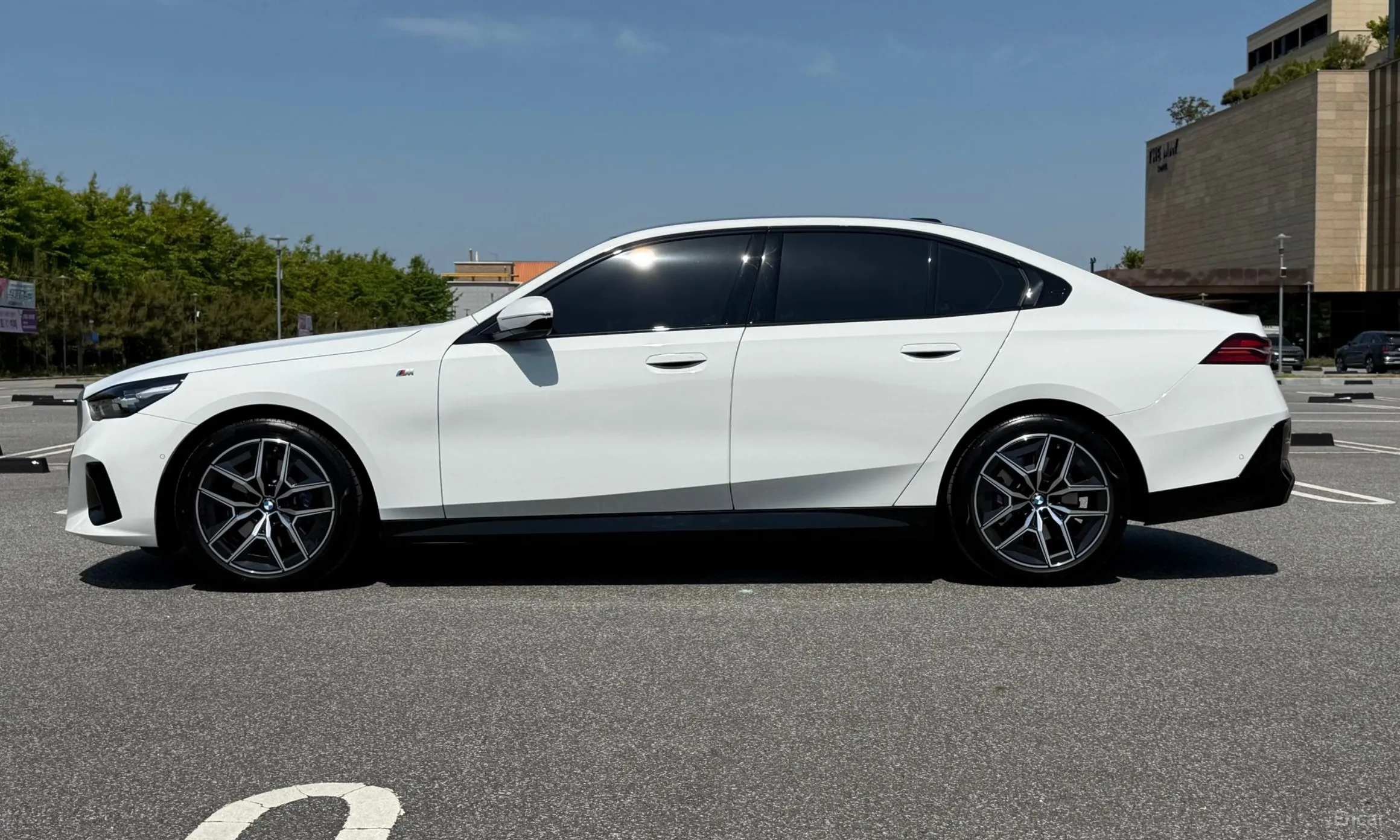 BMW 5 Series (G60) превью 19