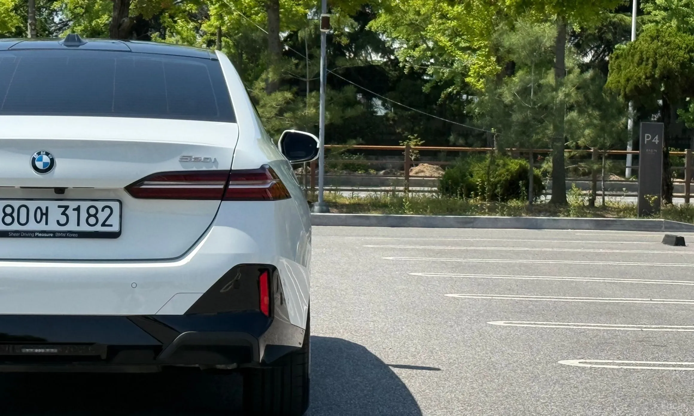 BMW 5 Series (G60) превью 20